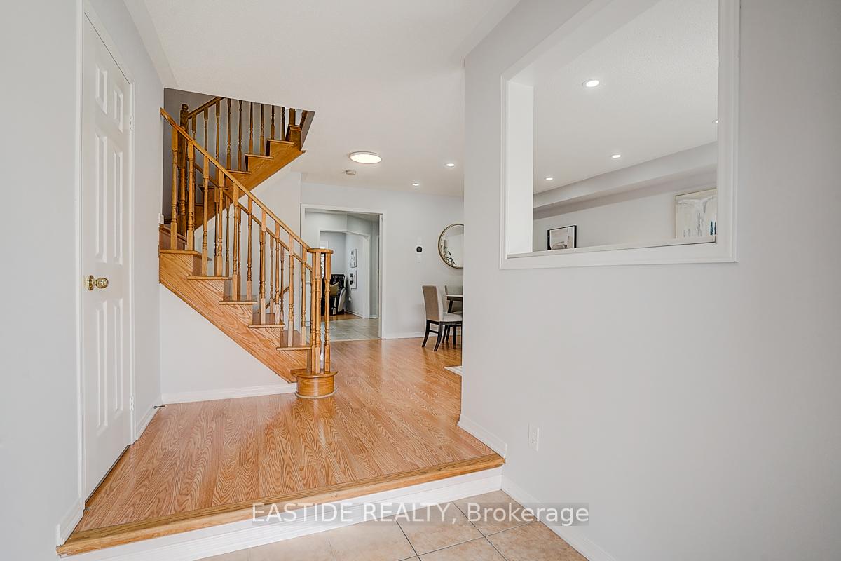 Photo 4 of 71 Andriana Crescent, Markham, Box Grove — HOMEH