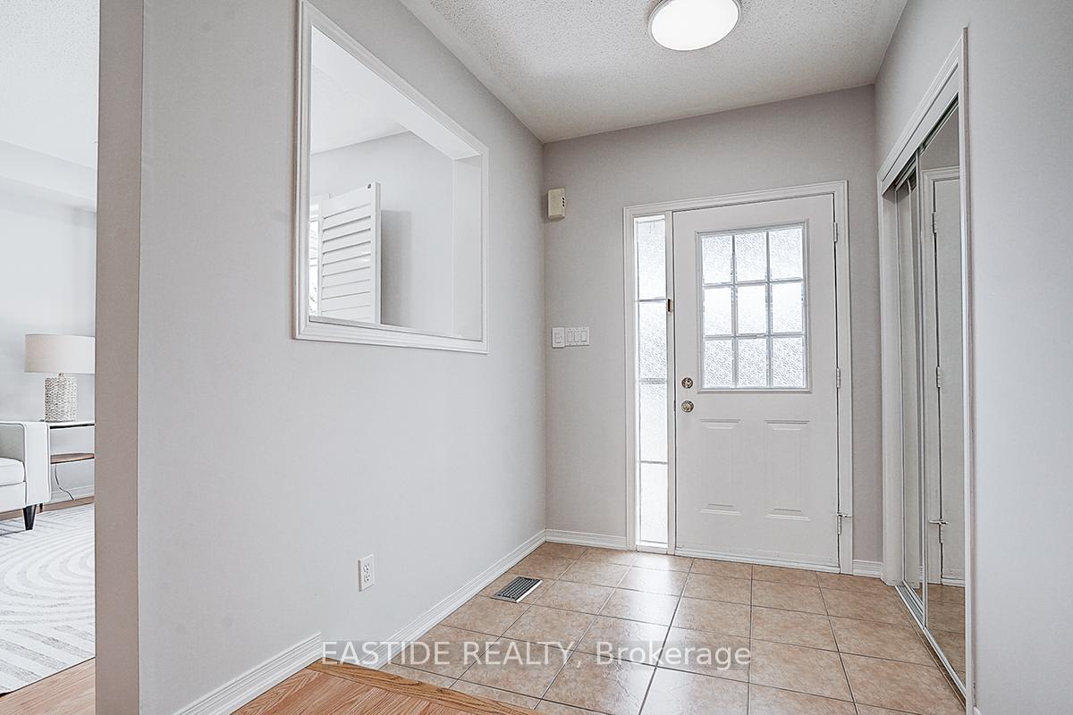 Photo 5 of 71 Andriana Crescent, Markham, Box Grove — HOMEH