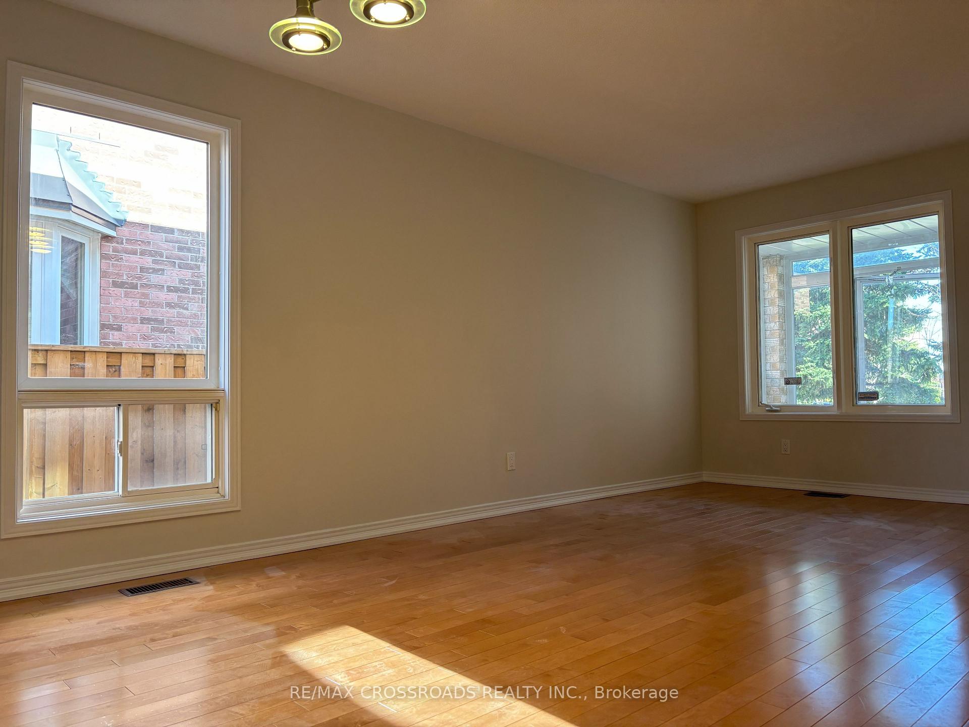 Photo 10 of 110 Halterwood Circle, Markham, Markville — HOMEH