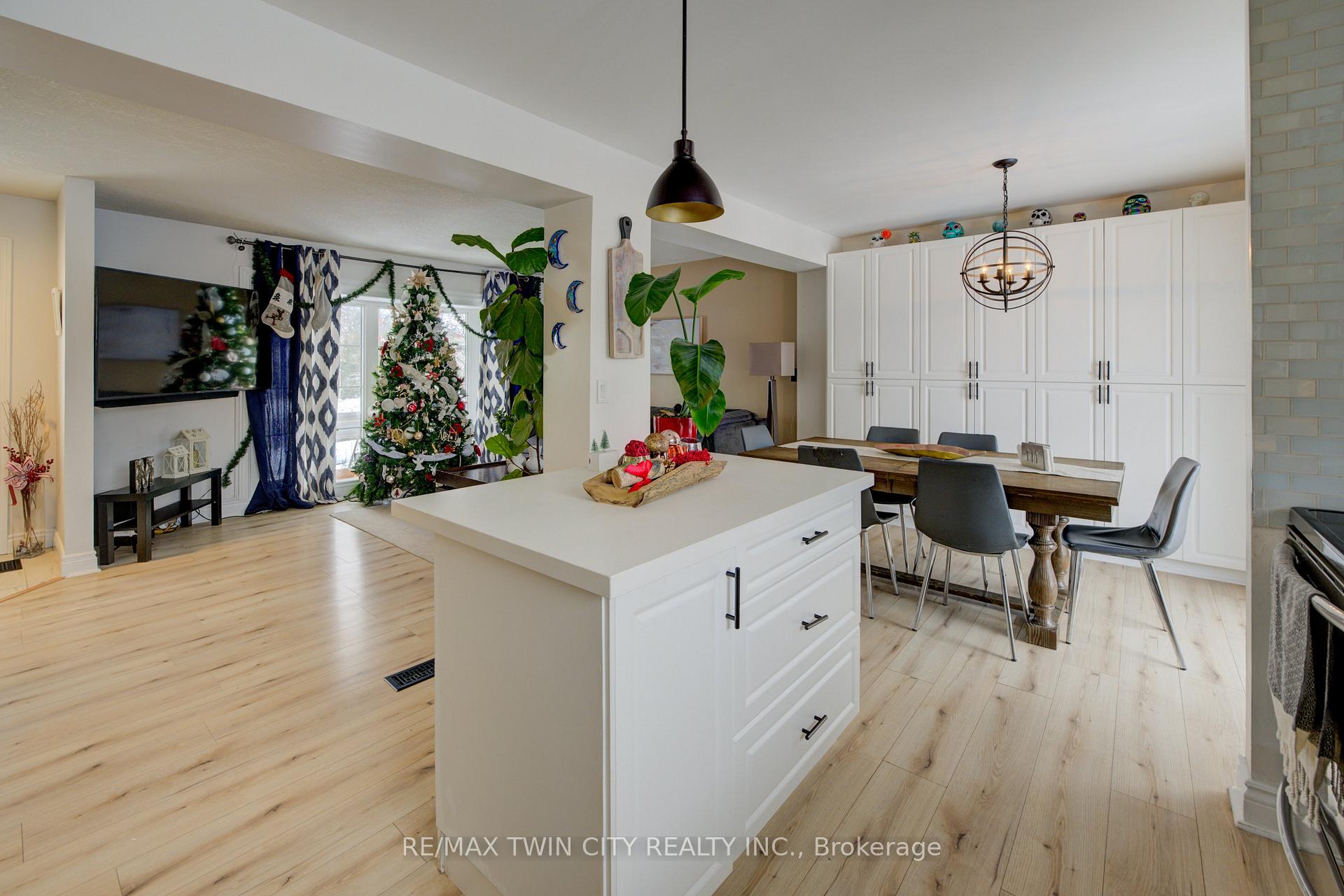 Photo 2 of 555 Westheights Drive, Kitchener — HOMEH
