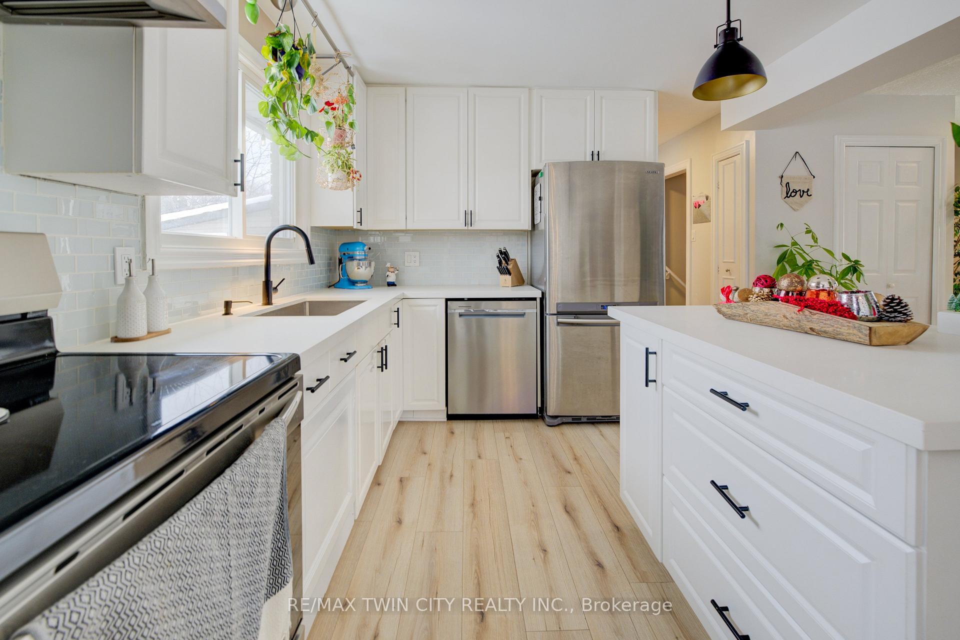 Photo 5 of 555 Westheights Drive, Kitchener — HOMEH