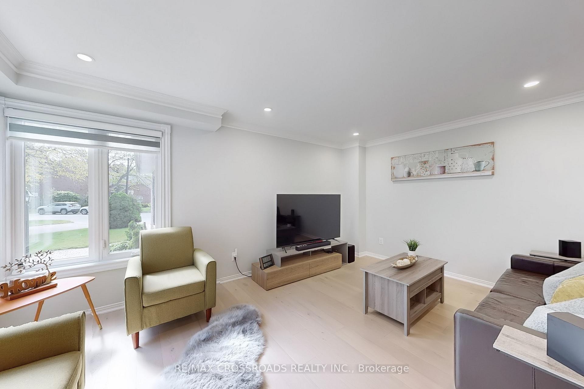 Photo 2 of 24 Dalecroft Circle, Markham, Unionville — HOMEH