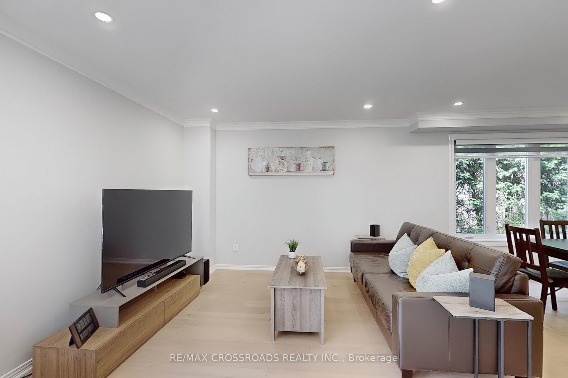 Photo 3 of 24 Dalecroft Circle, Markham, Unionville — HOMEH