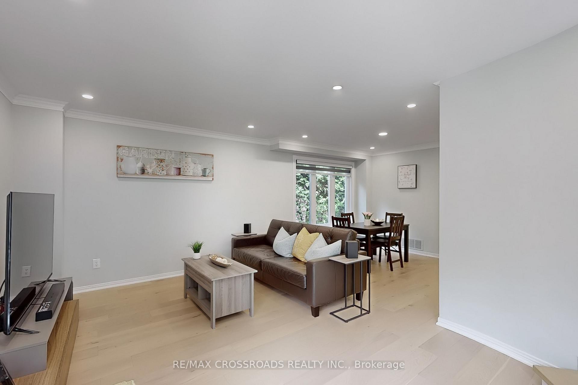 Photo 4 of 24 Dalecroft Circle, Markham, Unionville — HOMEH