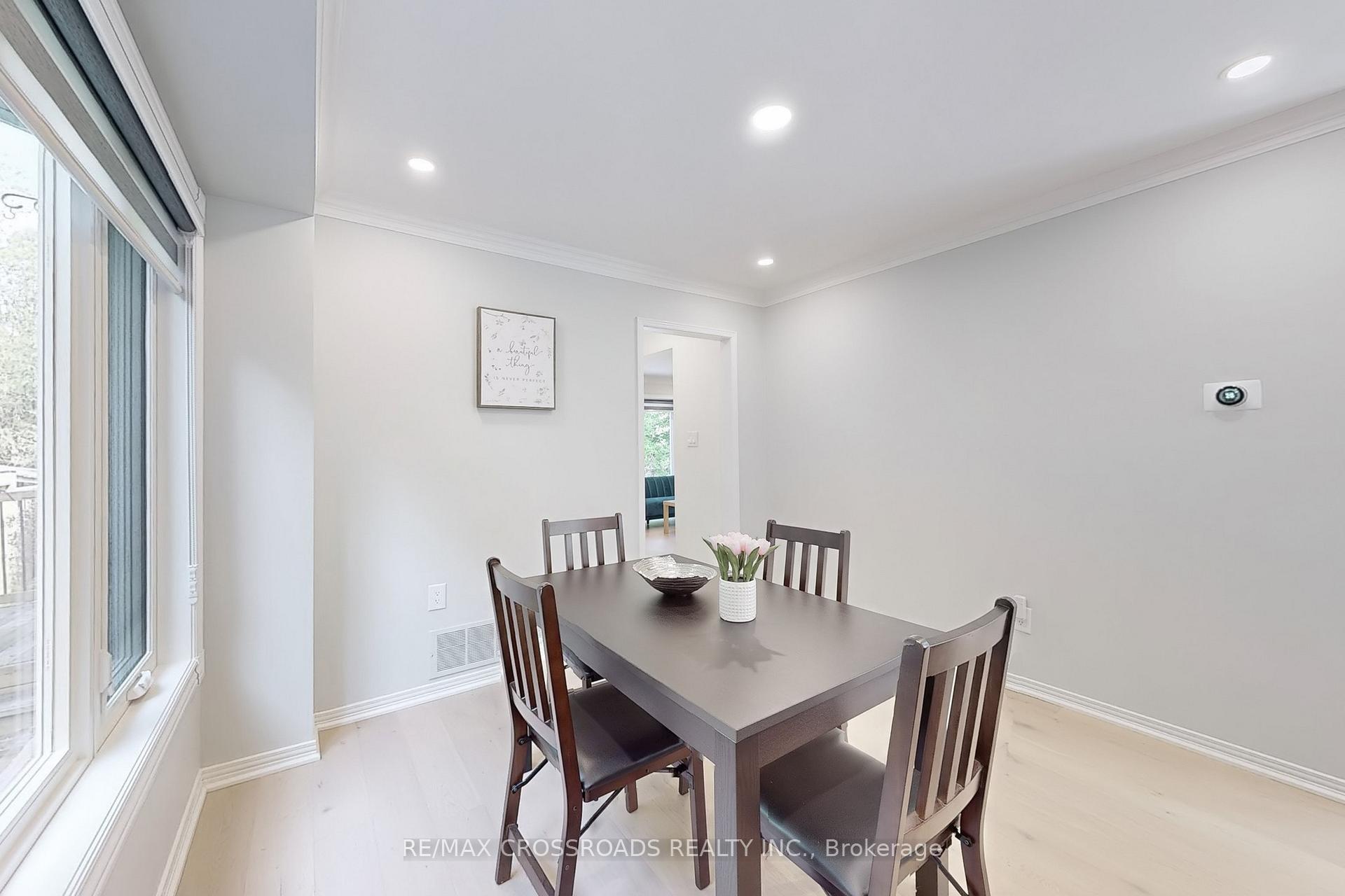 Photo 8 of 24 Dalecroft Circle, Markham, Unionville — HOMEH