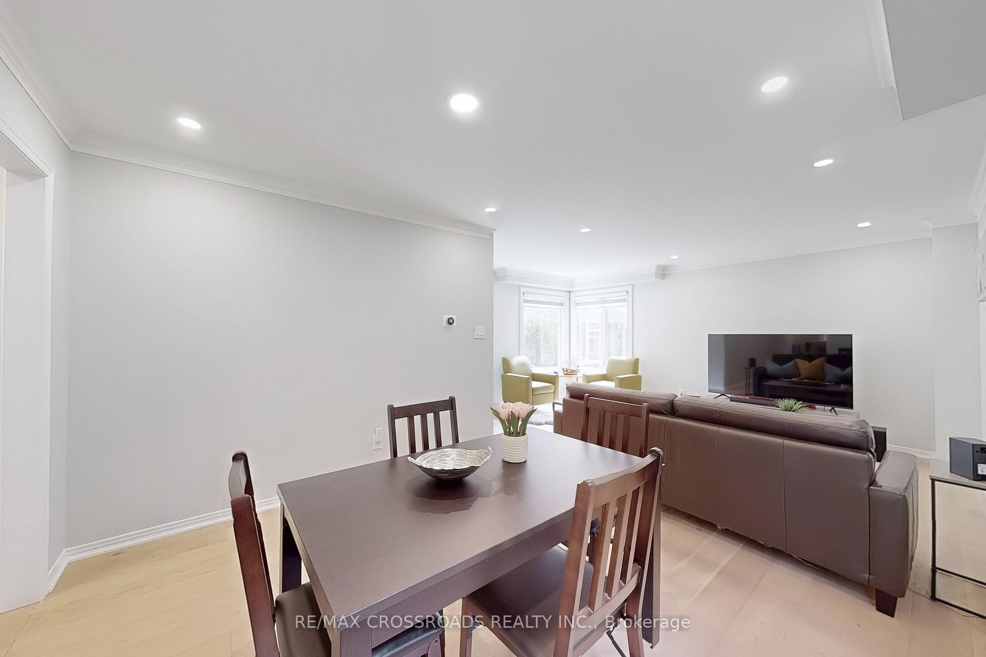 Photo 9 of 24 Dalecroft Circle, Markham, Unionville — HOMEH