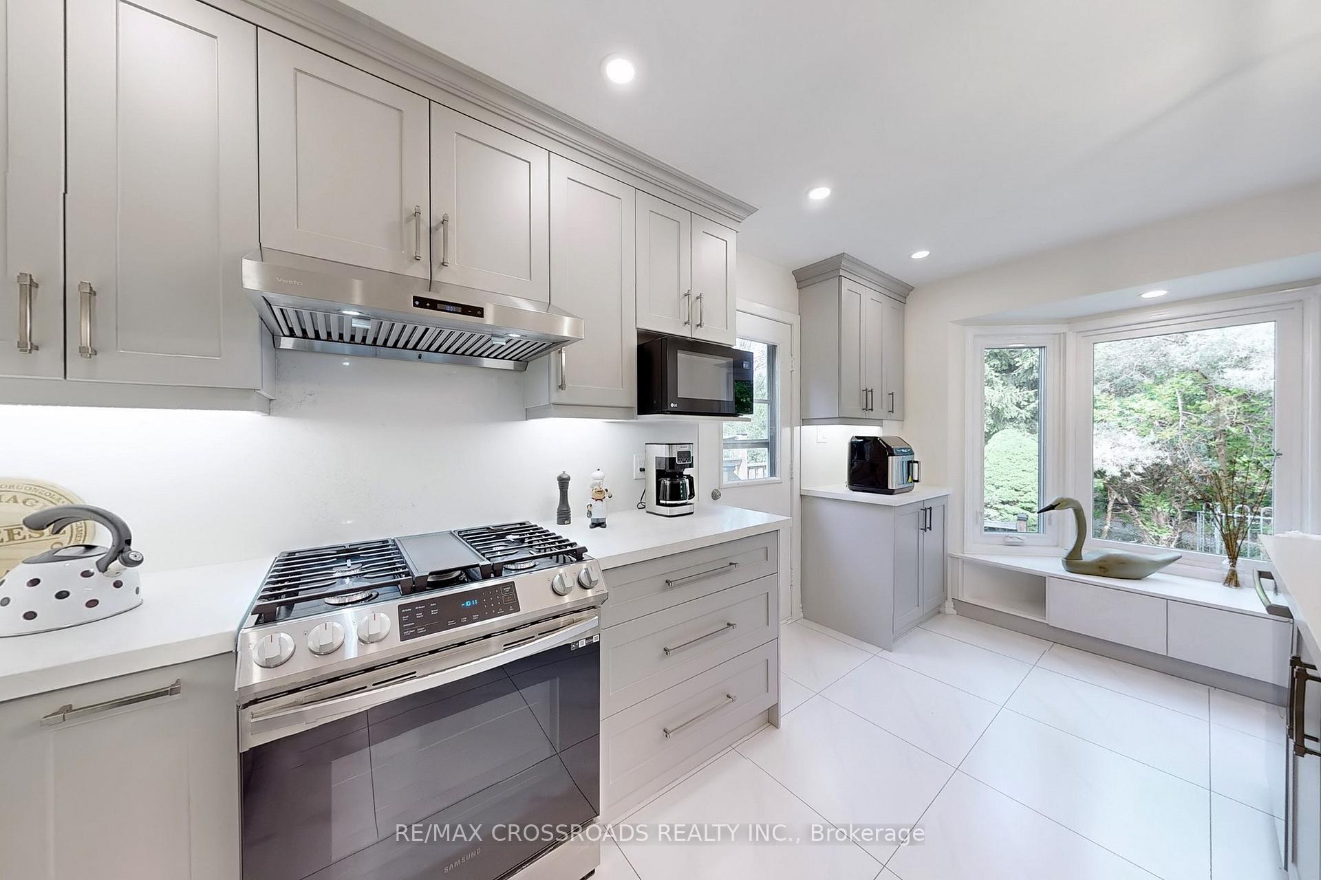 Photo 13 of 24 Dalecroft Circle, Markham, Unionville — HOMEH