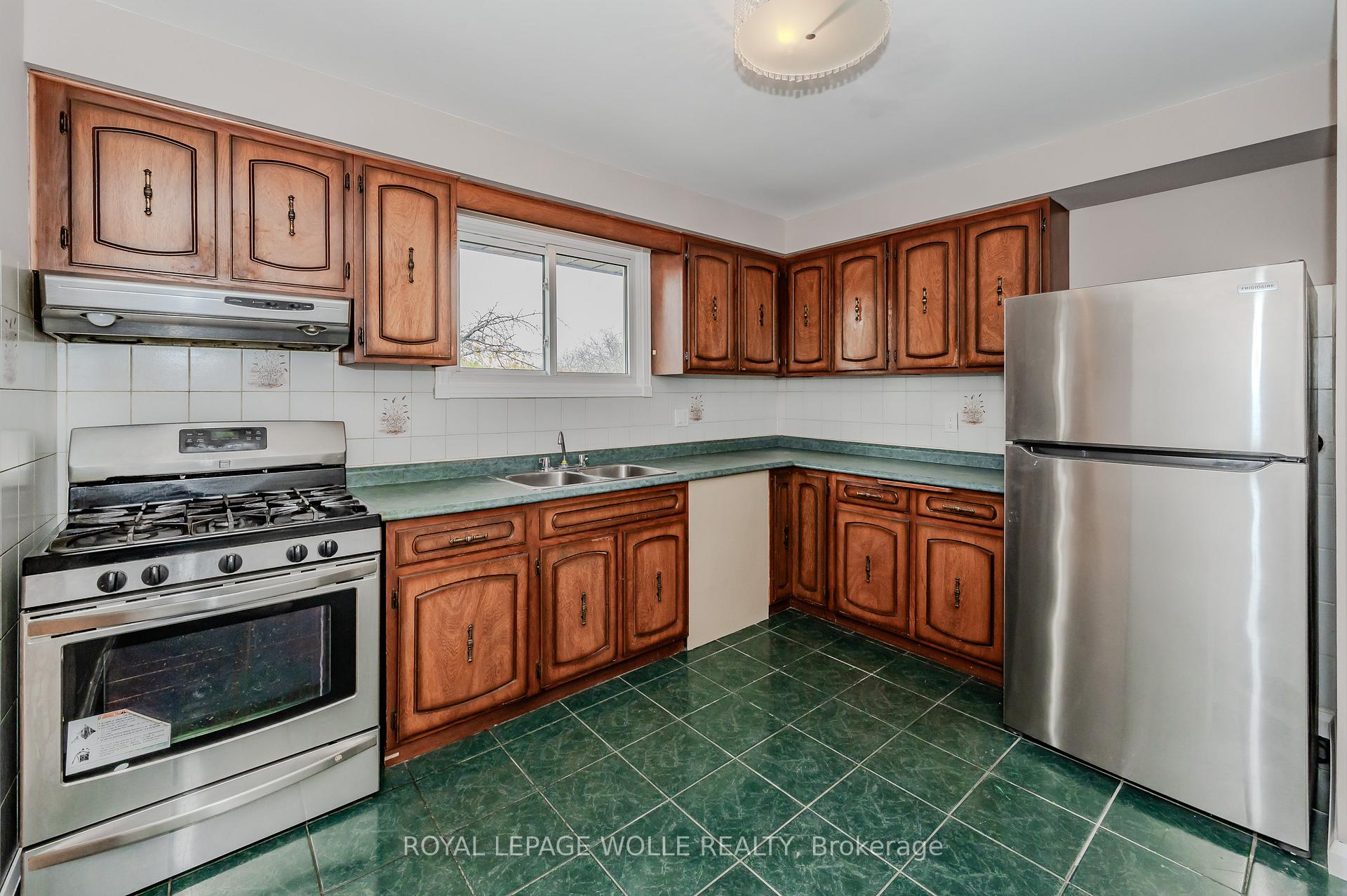 Photo 11 of 894 Strasburg Road, Kitchener — HOMEH
