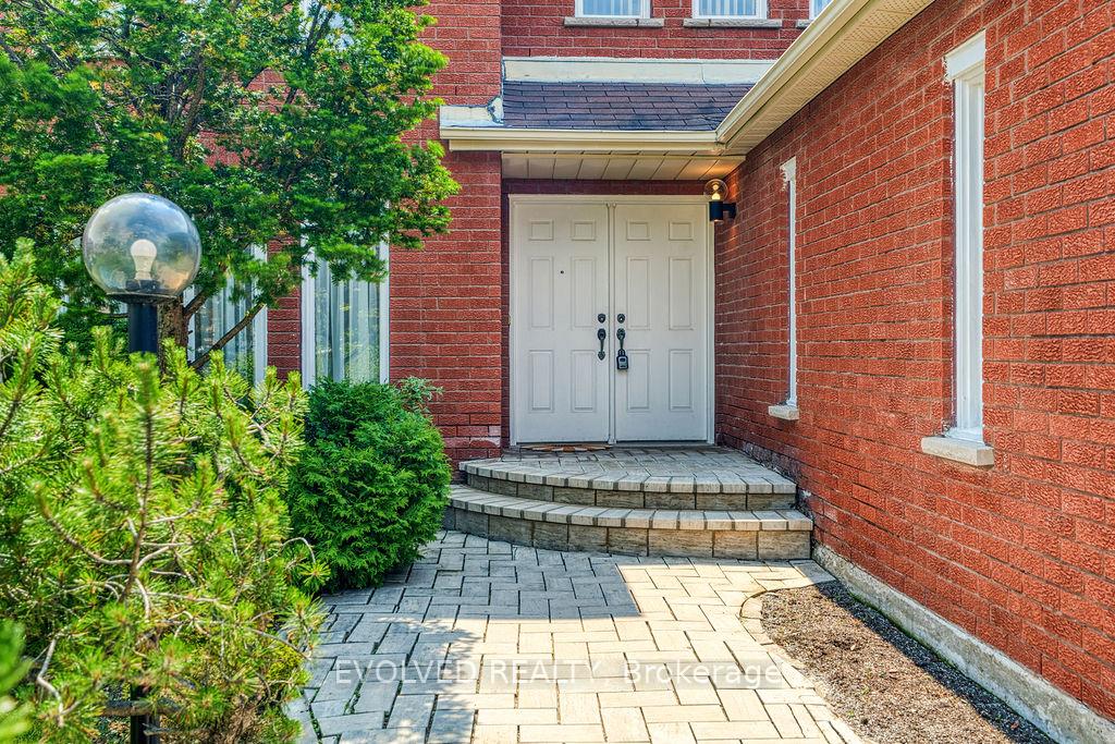 Photo 2 of 27 Hewlett Crescent, Markham, Markville — HOMEH