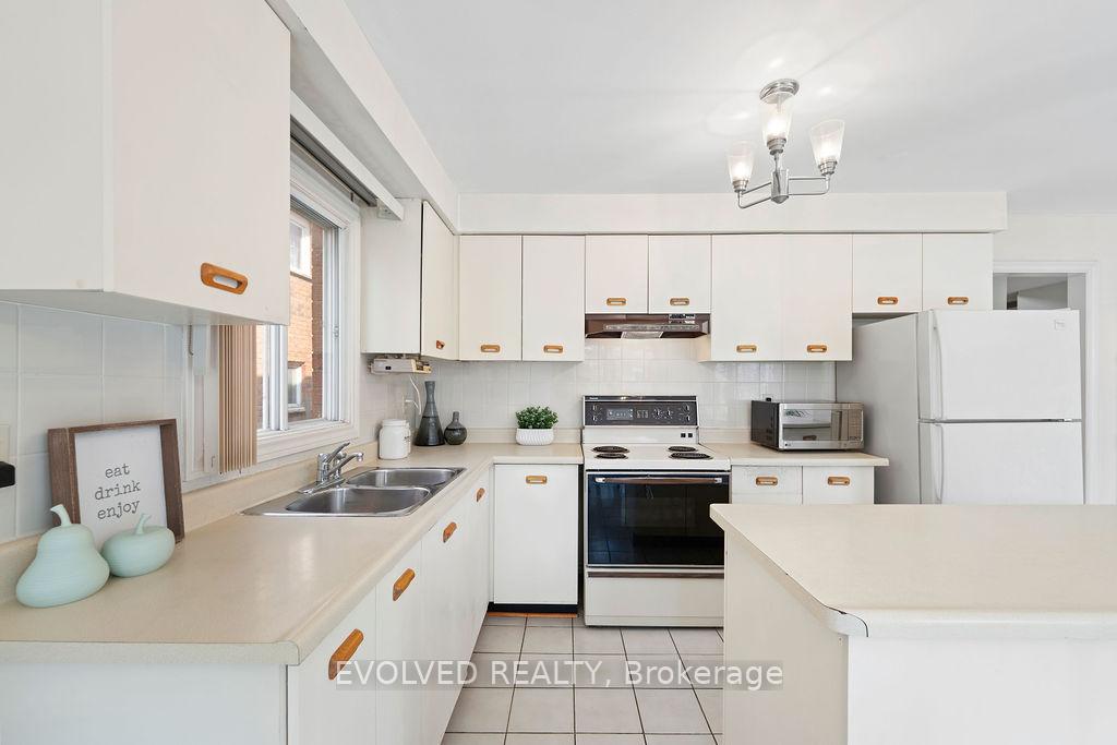 Photo 12 of 27 Hewlett Crescent, Markham, Markville — HOMEH