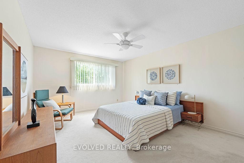 Photo 21 of 27 Hewlett Crescent, Markham, Markville — HOMEH