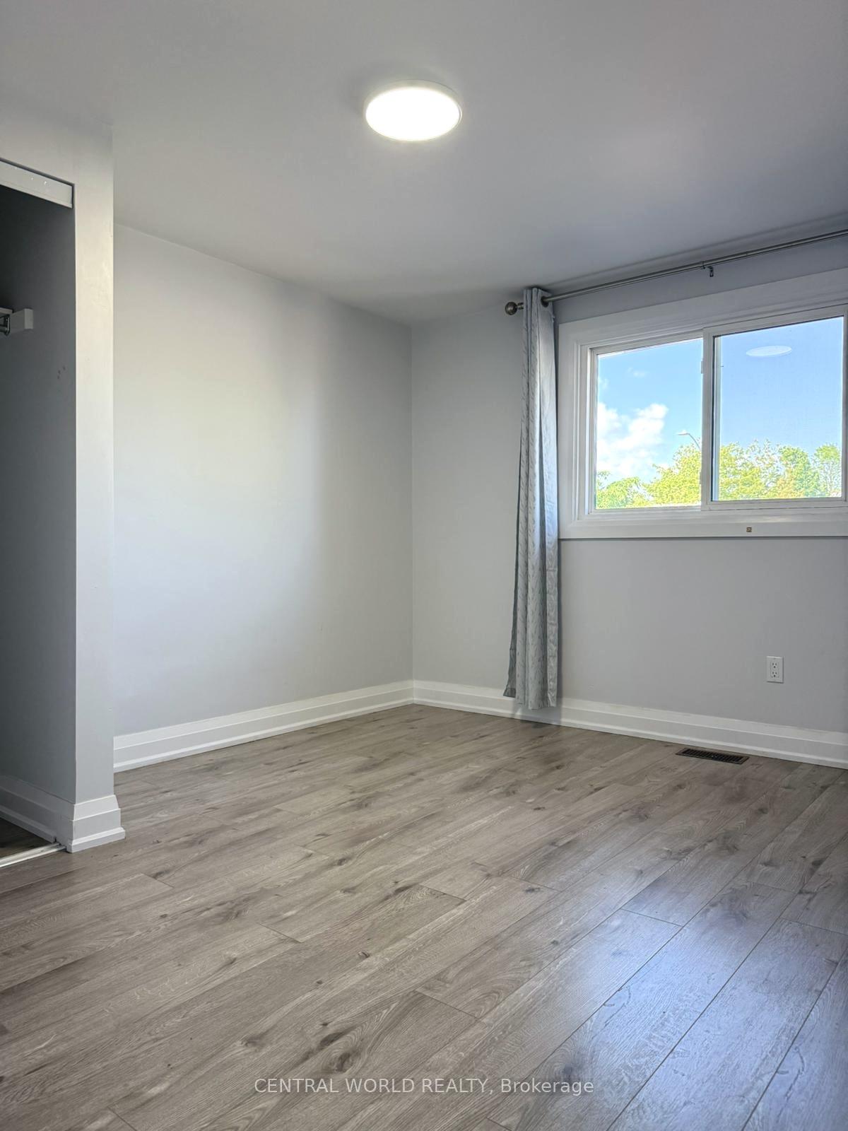 Photo 3 of 141 Upton Crescent, Markham, Milliken Mills West — HOMEH