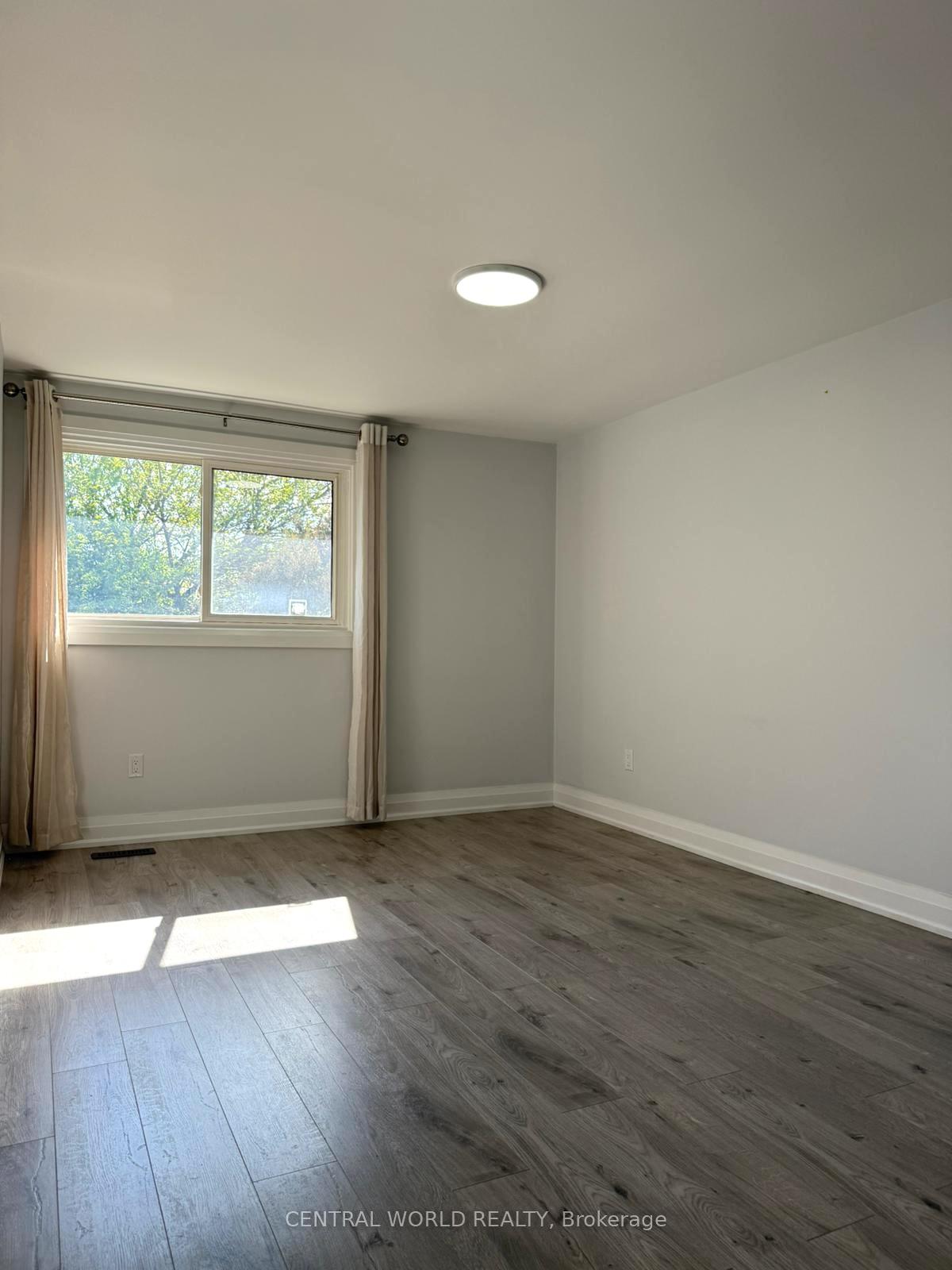 Photo 4 of 141 Upton Crescent, Markham, Milliken Mills West — HOMEH