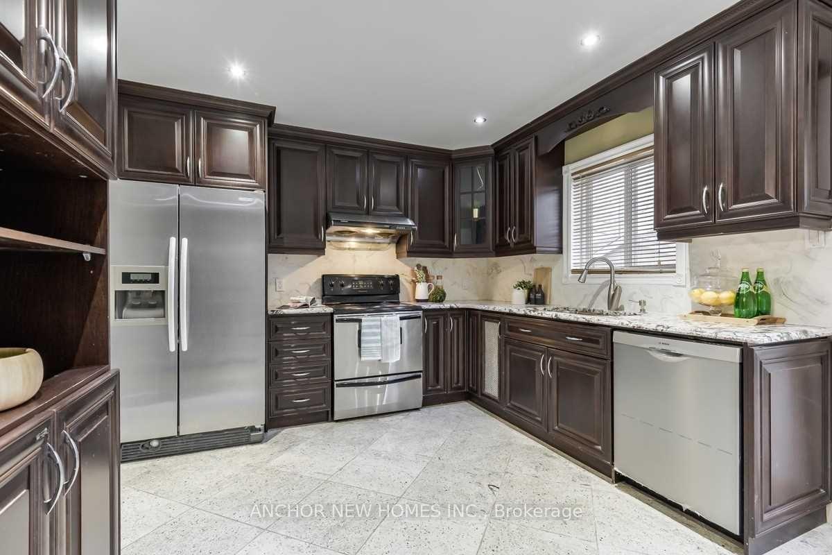 Photo 2 of 96 Doubtfire Crescent, Markham, Middlefield — HOMEH