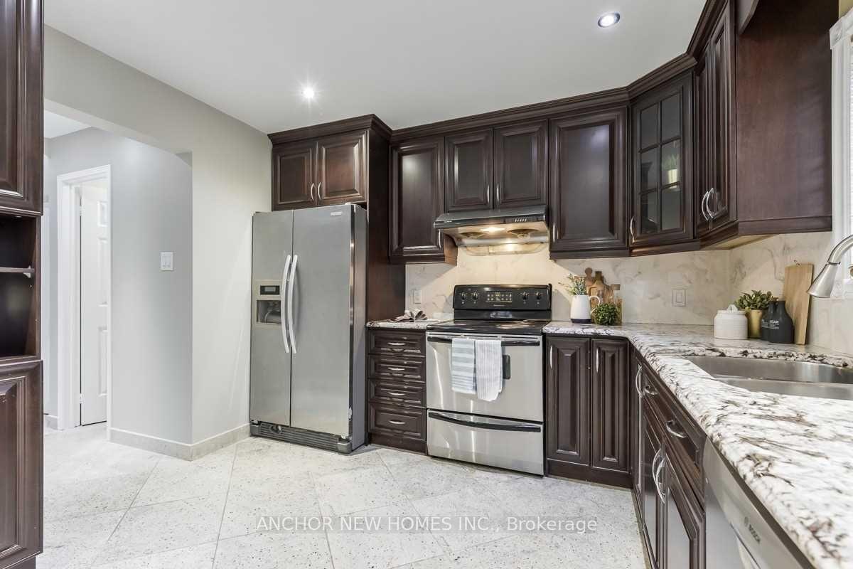 Photo 3 of 96 Doubtfire Crescent, Markham, Middlefield — HOMEH