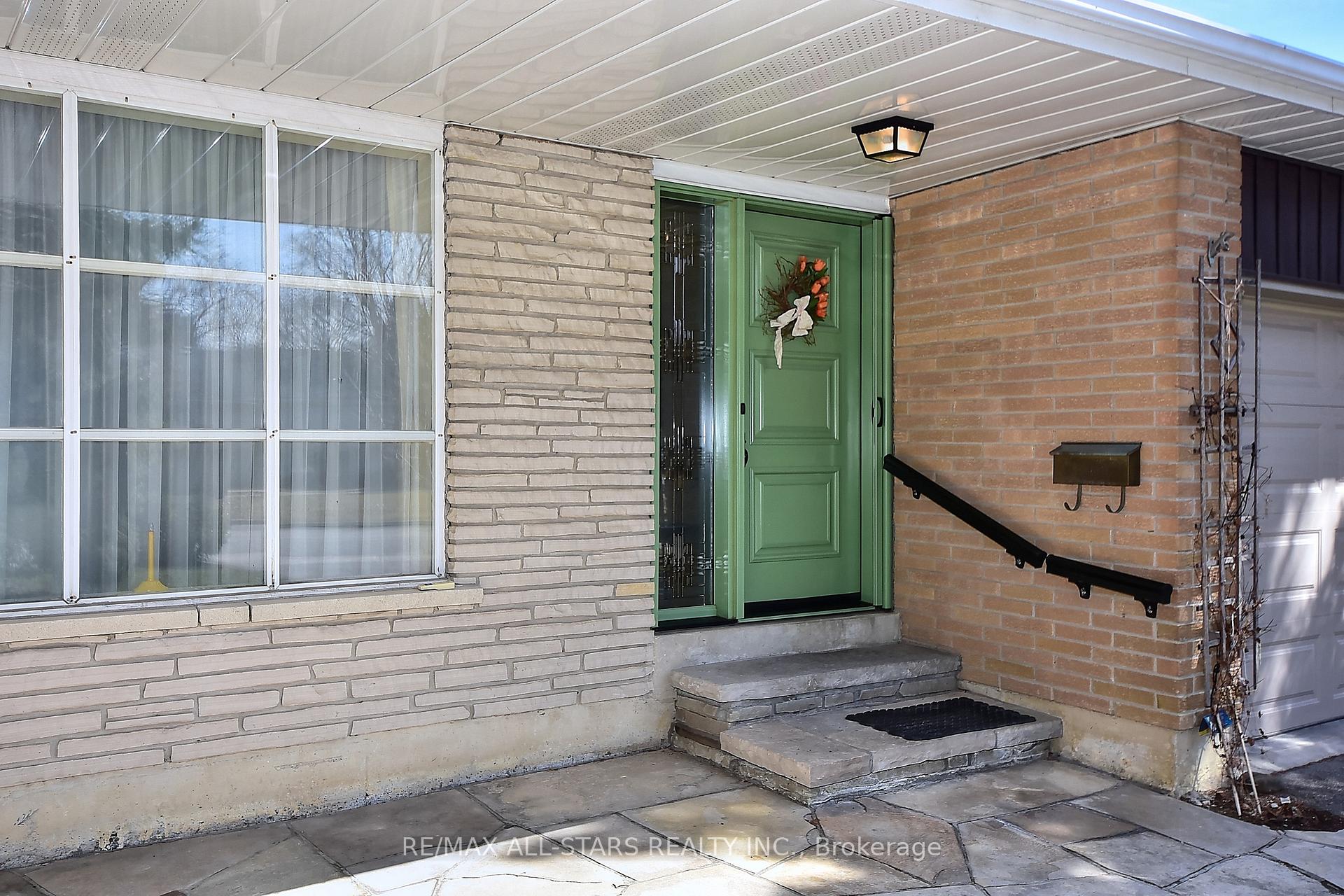 Photo 4 of 125 Fred Varley Drive, Markham, Unionville — HOMEH