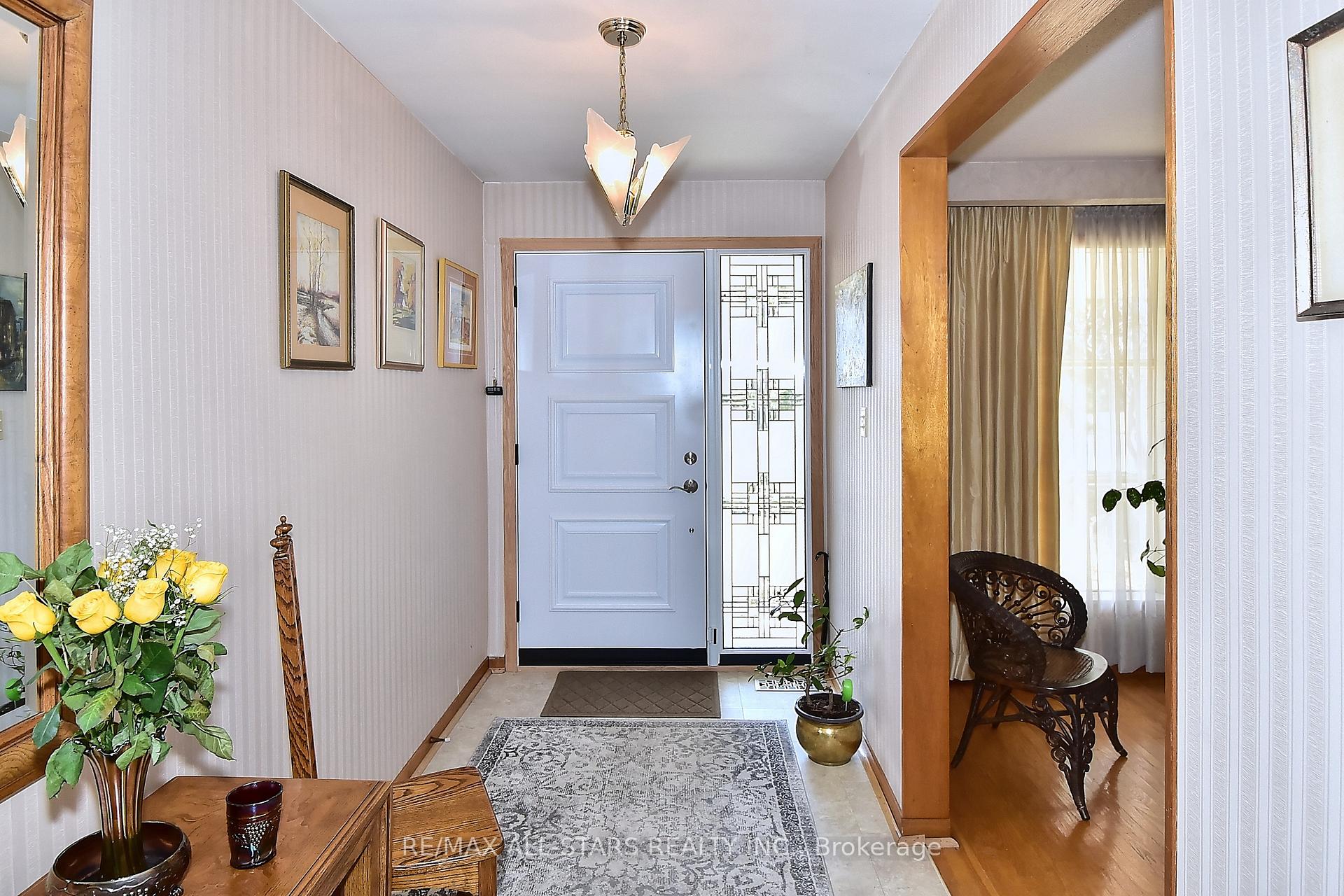 Photo 5 of 125 Fred Varley Drive, Markham, Unionville — HOMEH