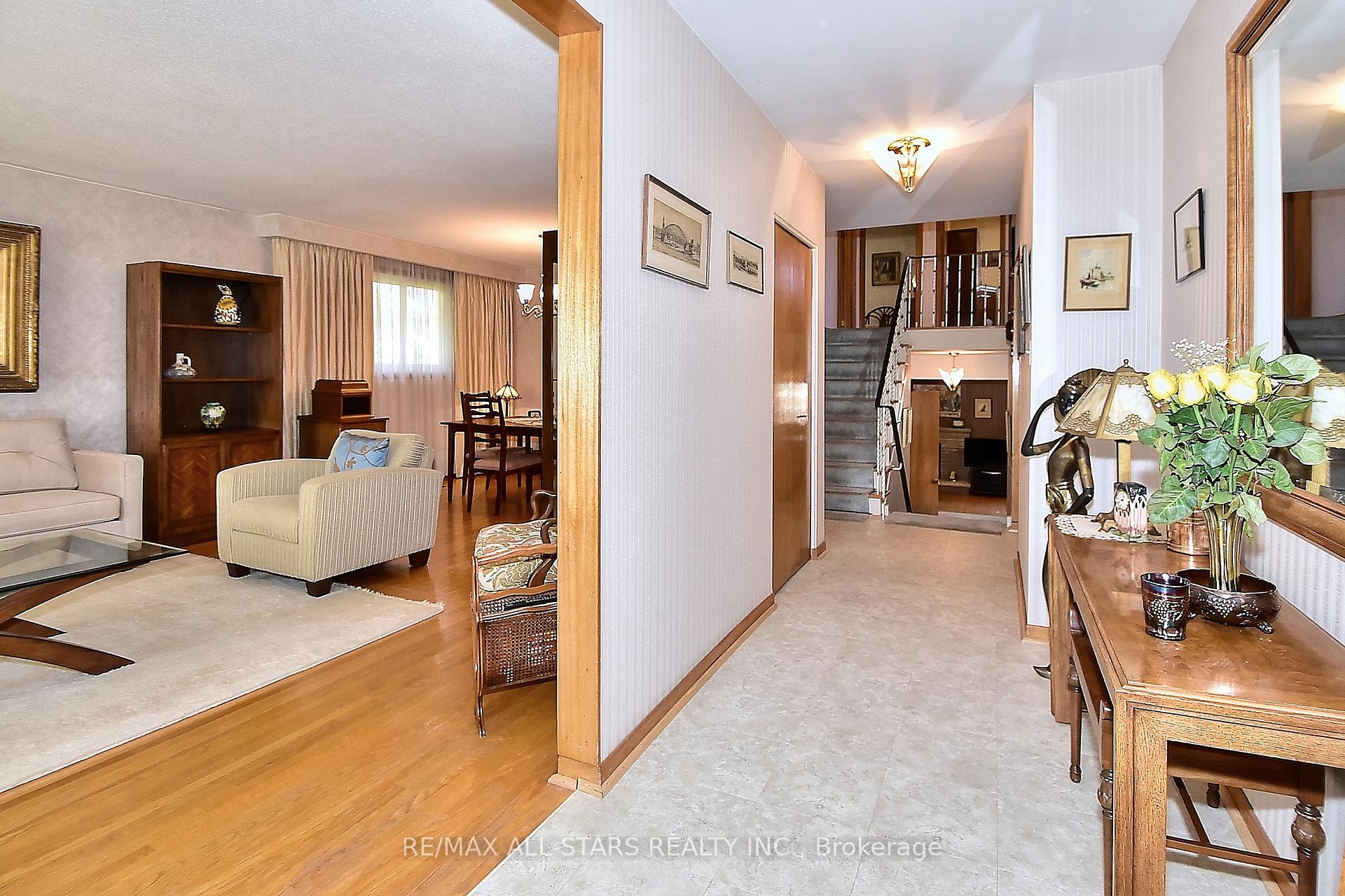 Photo 6 of 125 Fred Varley Drive, Markham, Unionville — HOMEH
