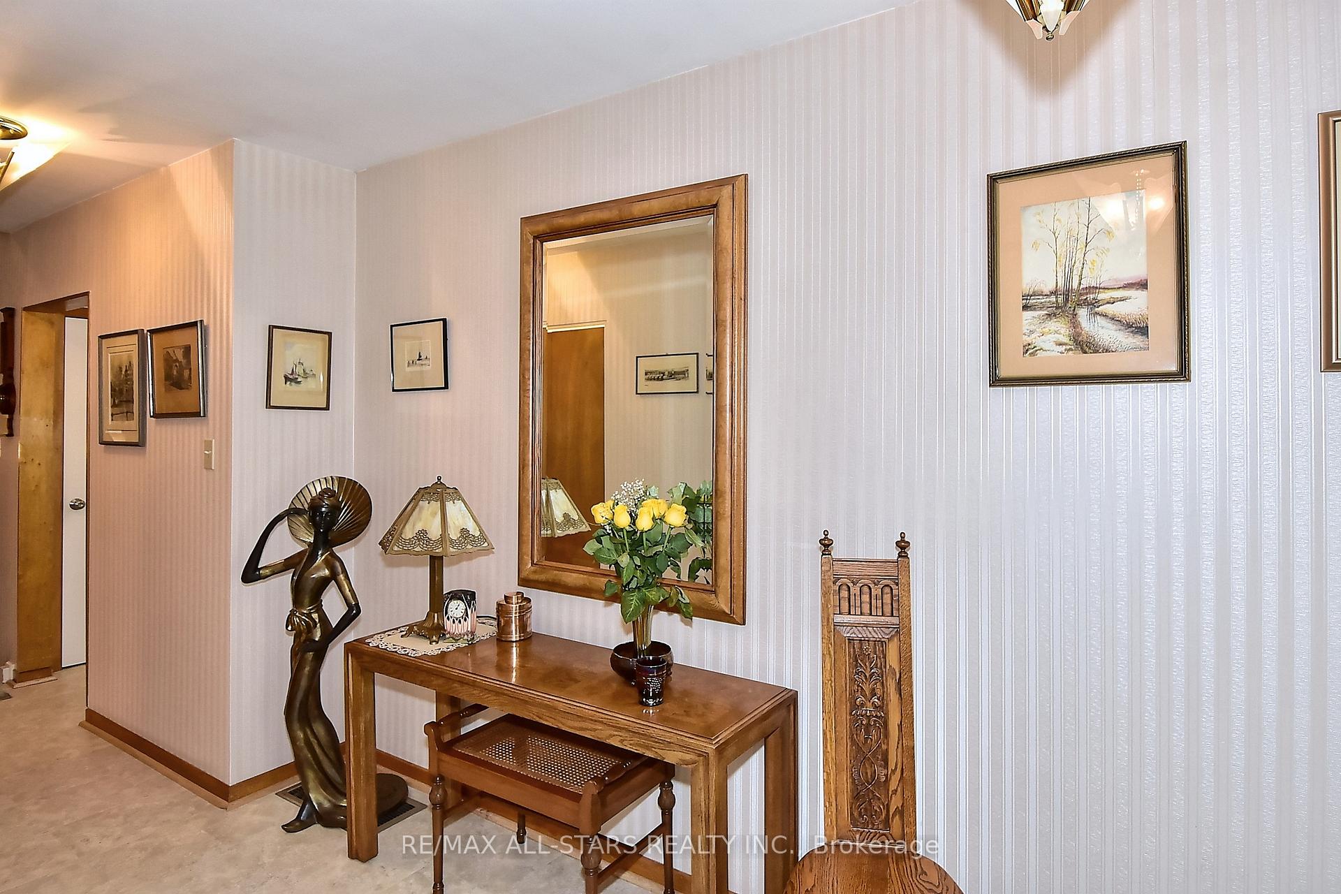Photo 7 of 125 Fred Varley Drive, Markham, Unionville — HOMEH