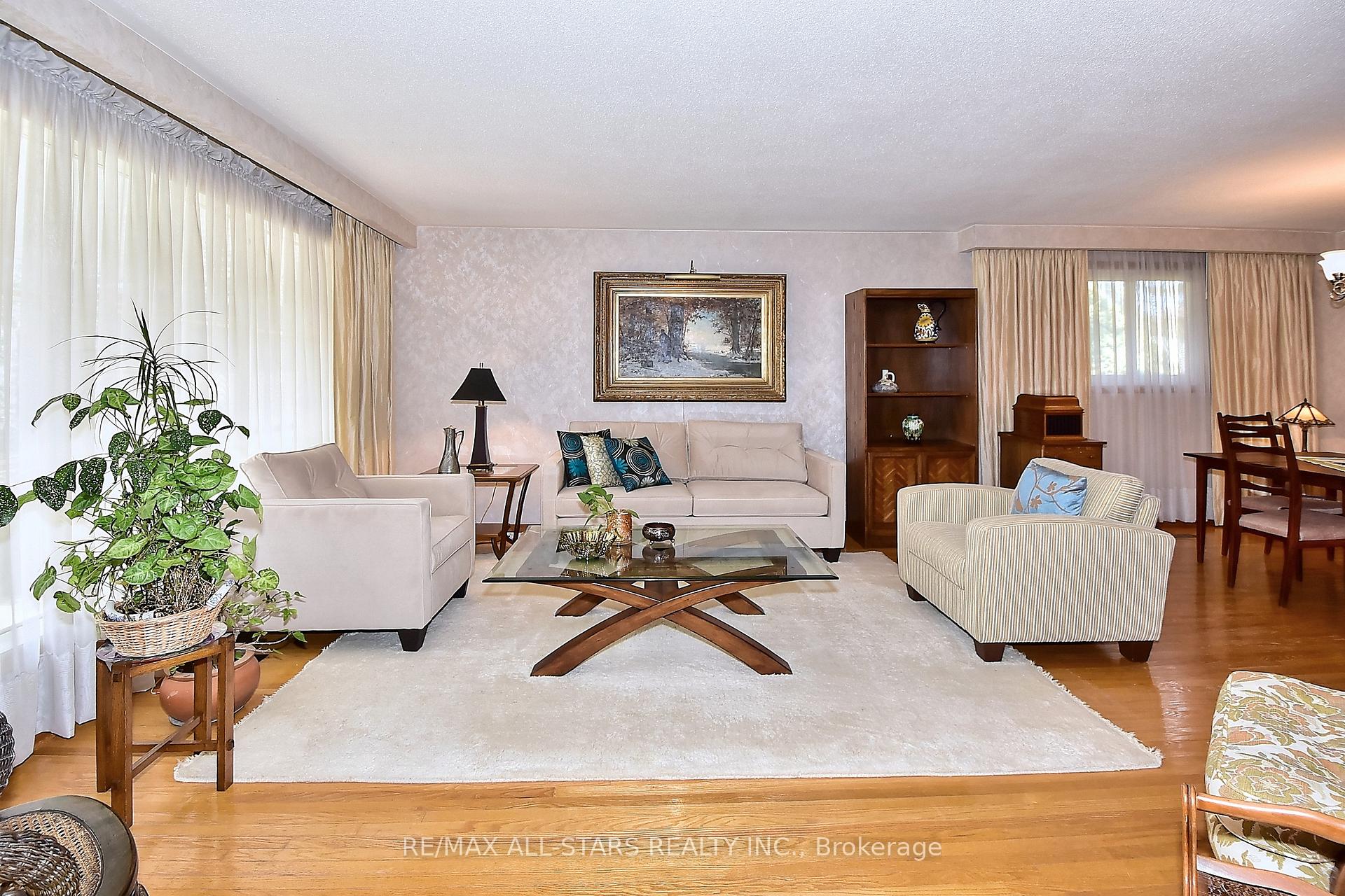 Photo 8 of 125 Fred Varley Drive, Markham, Unionville — HOMEH