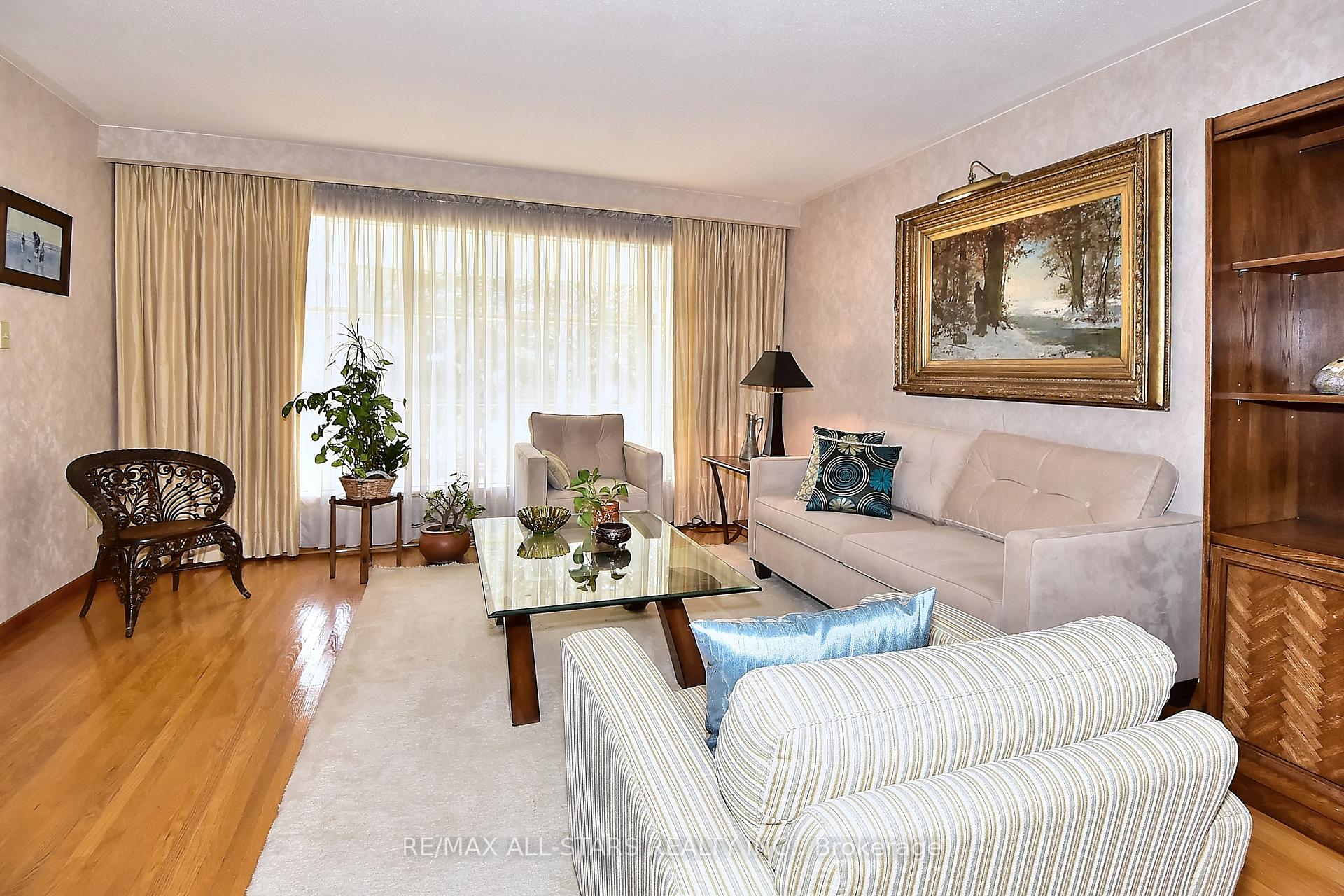 Photo 9 of 125 Fred Varley Drive, Markham, Unionville — HOMEH