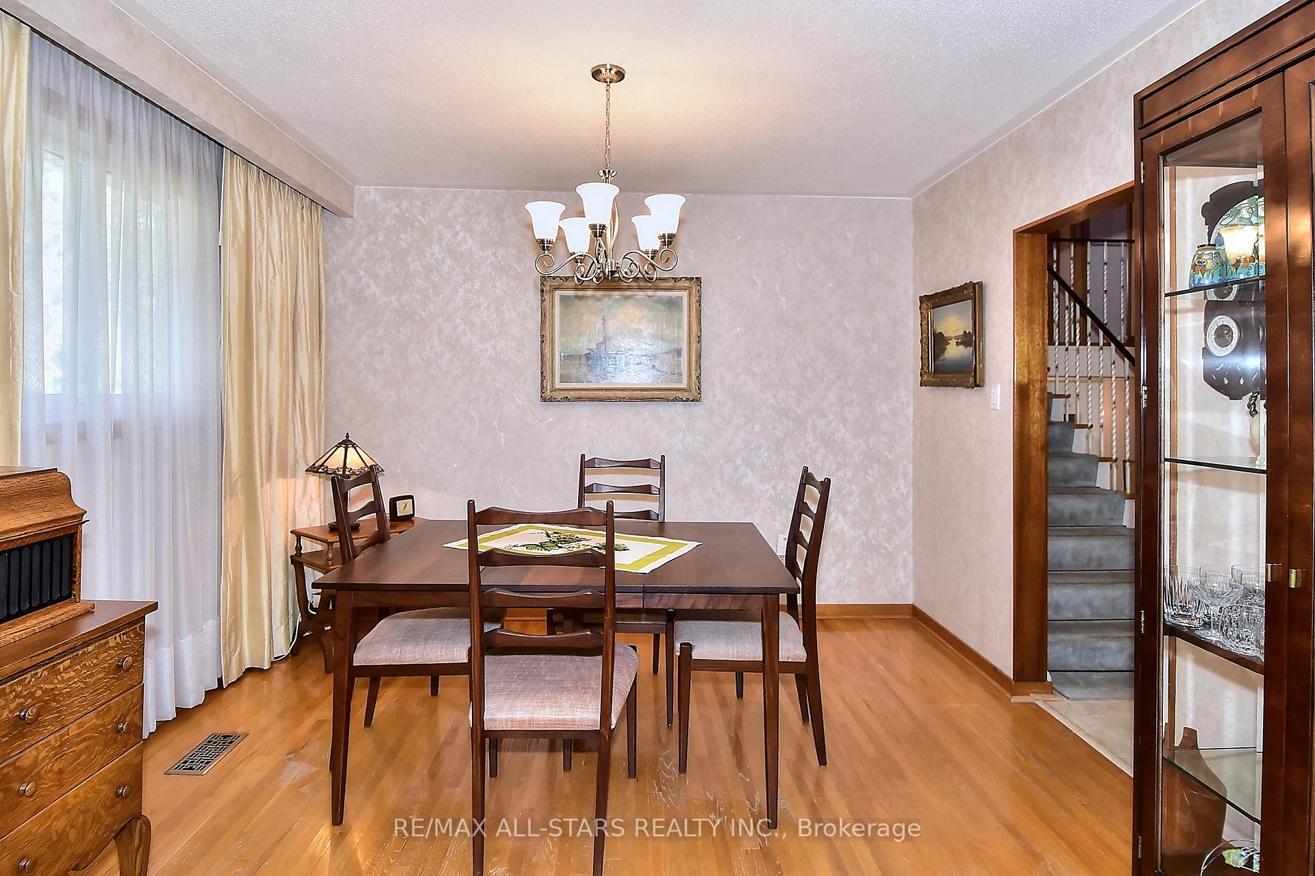 Photo 10 of 125 Fred Varley Drive, Markham, Unionville — HOMEH