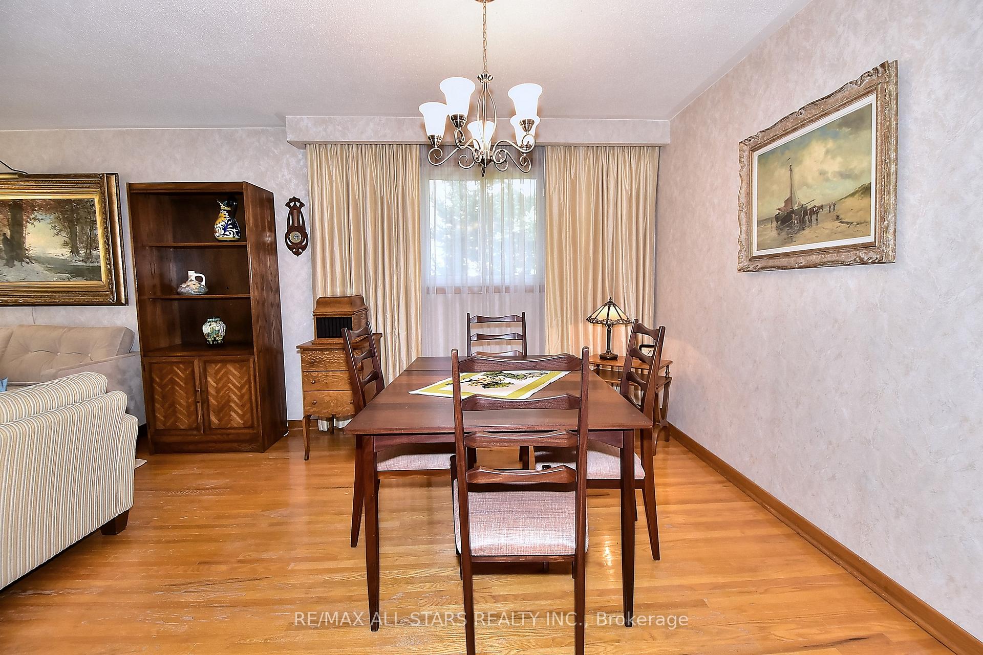 Photo 11 of 125 Fred Varley Drive, Markham, Unionville — HOMEH