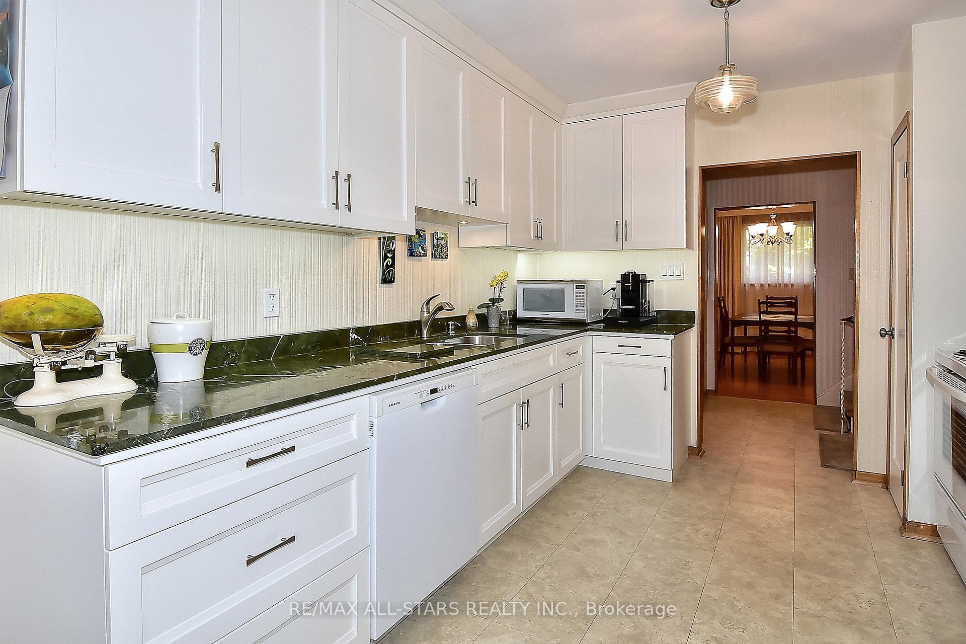 Photo 12 of 125 Fred Varley Drive, Markham, Unionville — HOMEH