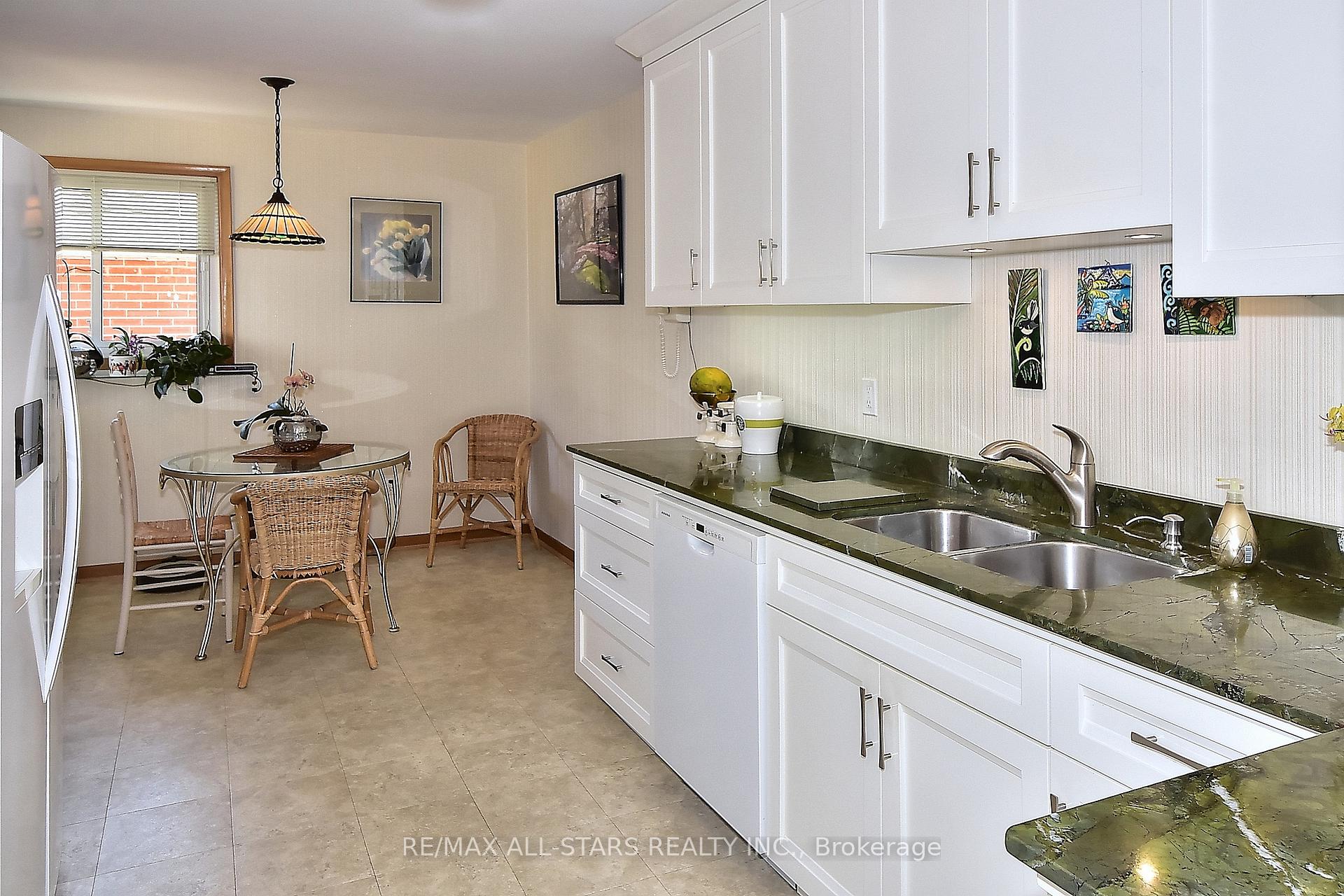 Photo 13 of 125 Fred Varley Drive, Markham, Unionville — HOMEH
