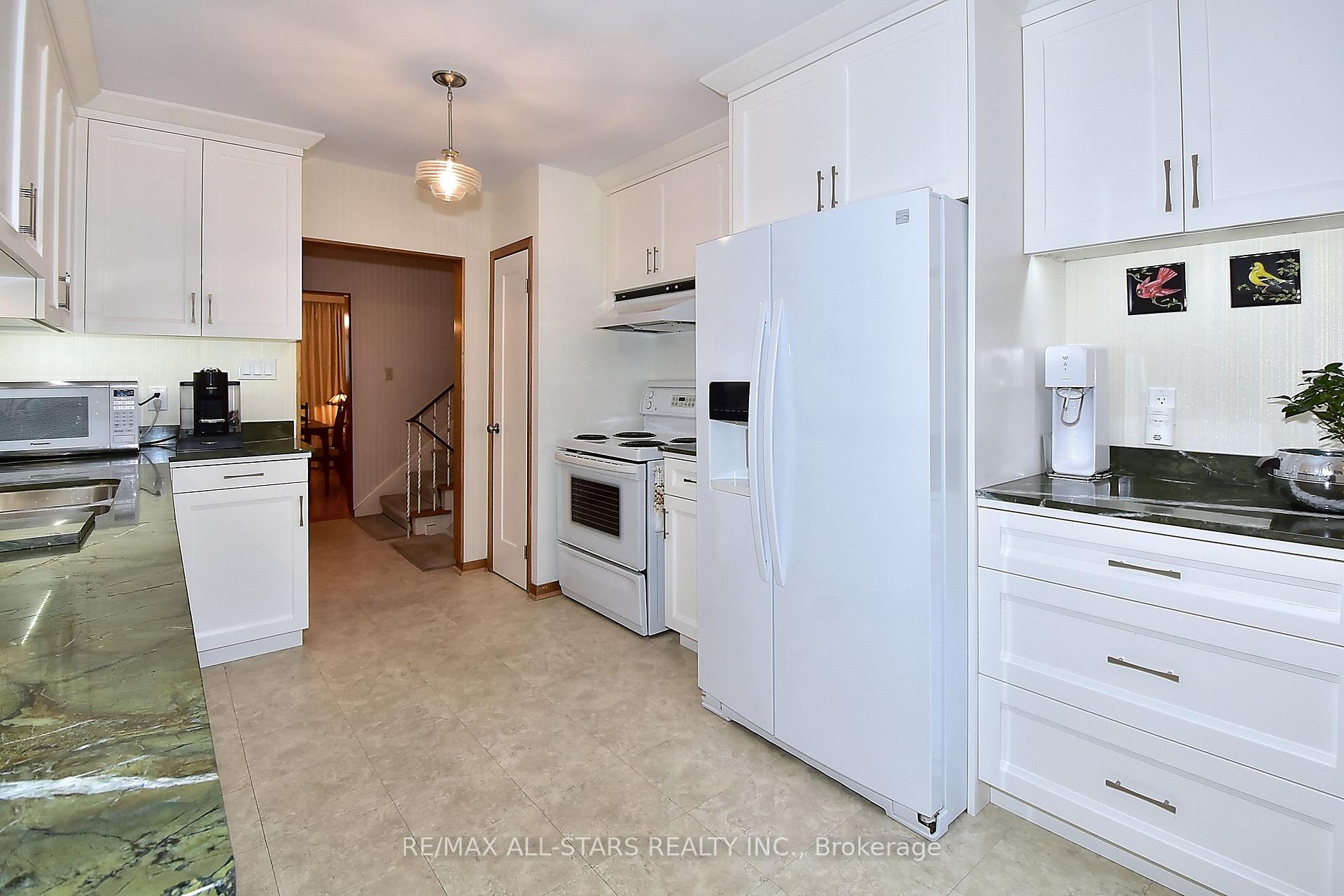 Photo 14 of 125 Fred Varley Drive, Markham, Unionville — HOMEH