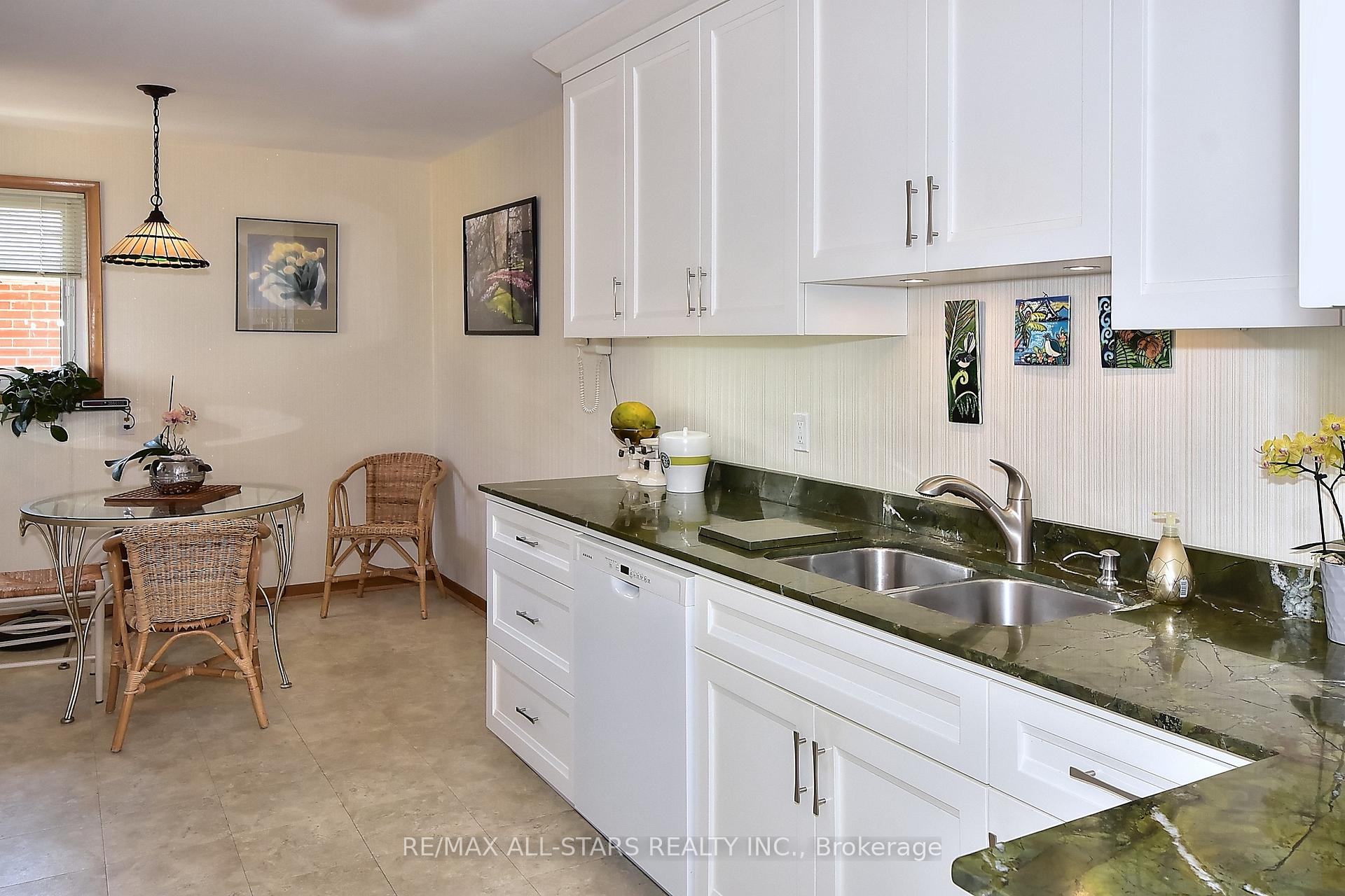 Photo 15 of 125 Fred Varley Drive, Markham, Unionville — HOMEH