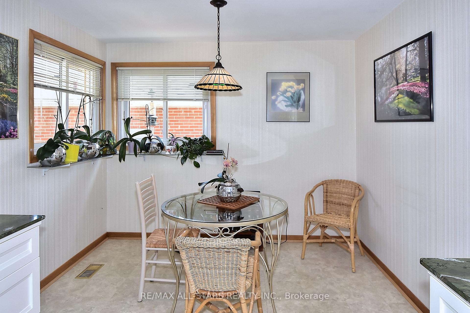 Photo 16 of 125 Fred Varley Drive, Markham, Unionville — HOMEH