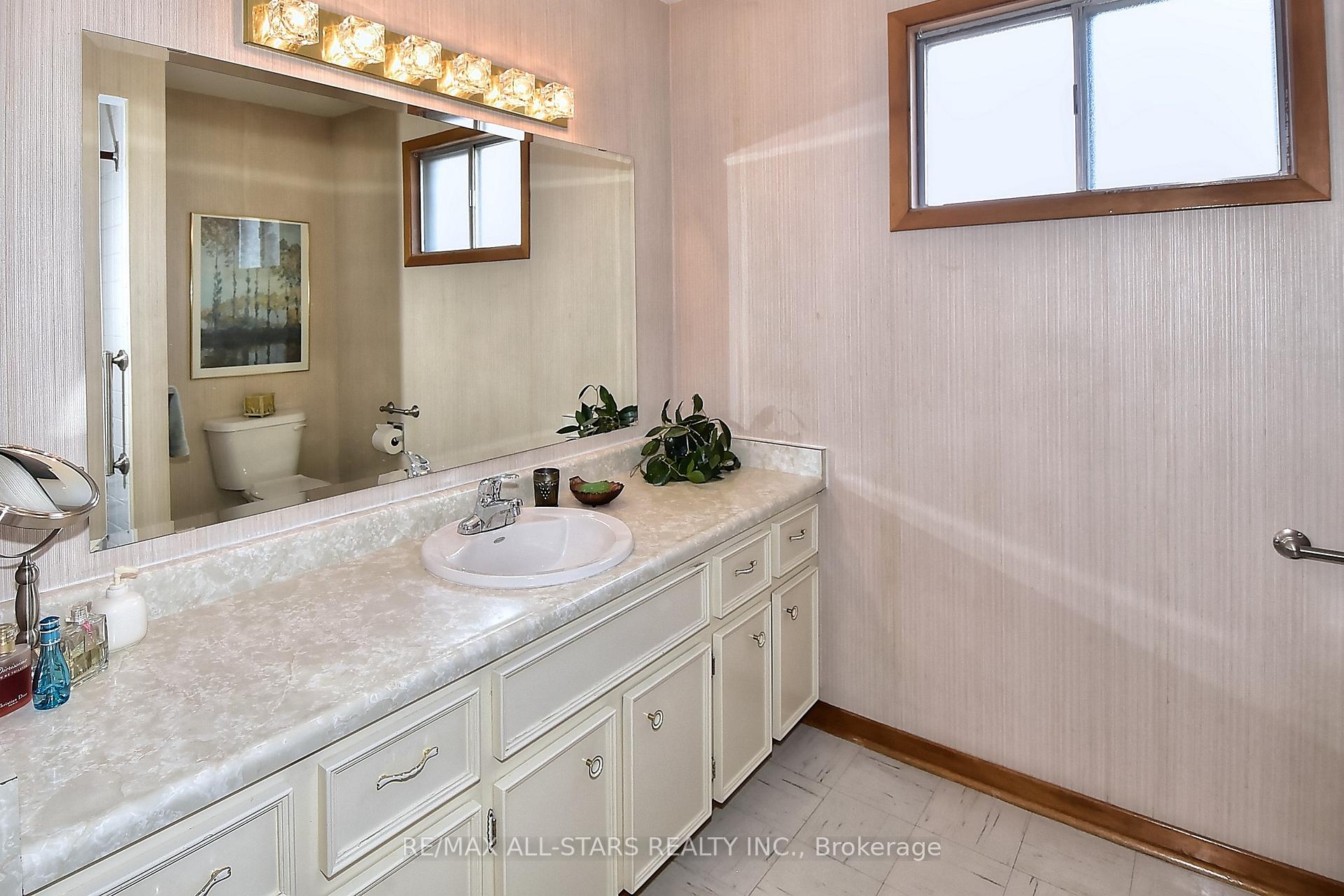 Photo 25 of 125 Fred Varley Drive, Markham, Unionville — HOMEH