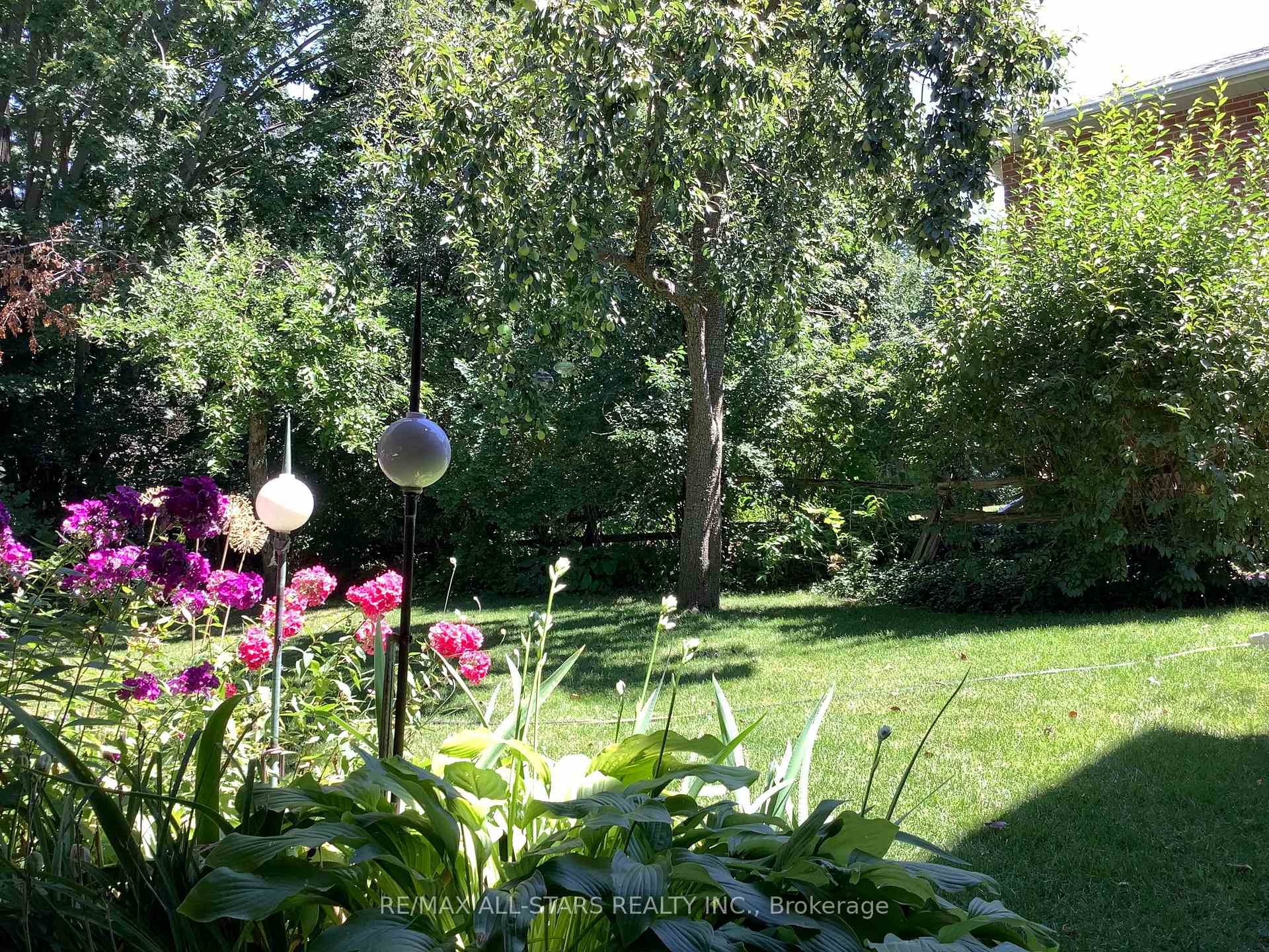 Photo 48 of 125 Fred Varley Drive, Markham, Unionville — HOMEH