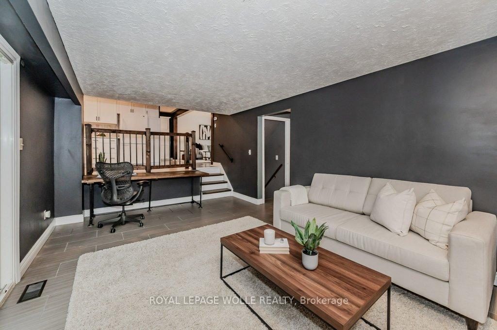 Photo 14 of 36 Colebrook Court, Kitchener — HOMEH