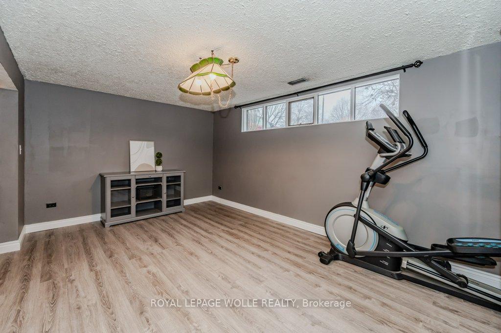 Photo 22 of 36 Colebrook Court, Kitchener — HOMEH