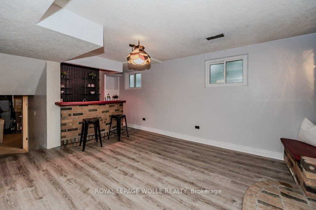 Photo 23 of 36 Colebrook Court, Kitchener — HOMEH