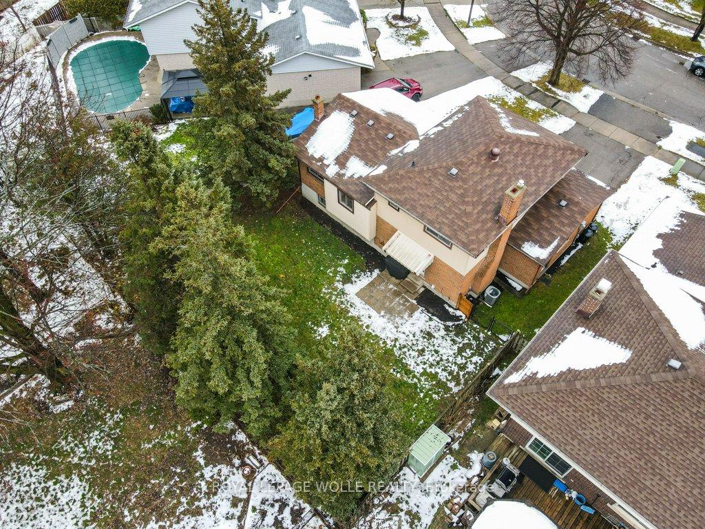 Photo 31 of 36 Colebrook Court, Kitchener — HOMEH