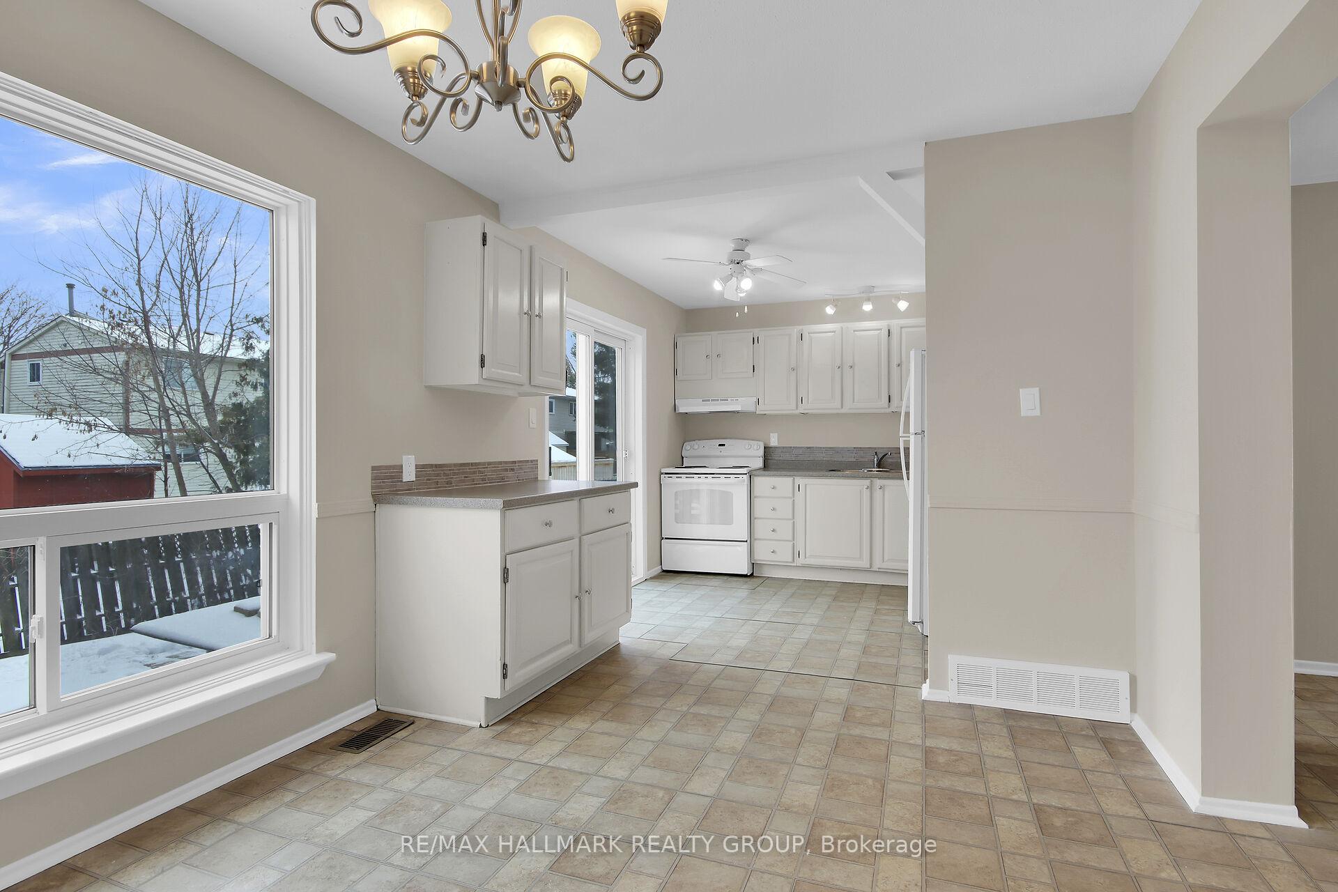 Photo 10 of 30 Seabrooke Drive, Ottawa, Kanata - Glencairn/Hazeldean — HOMEH