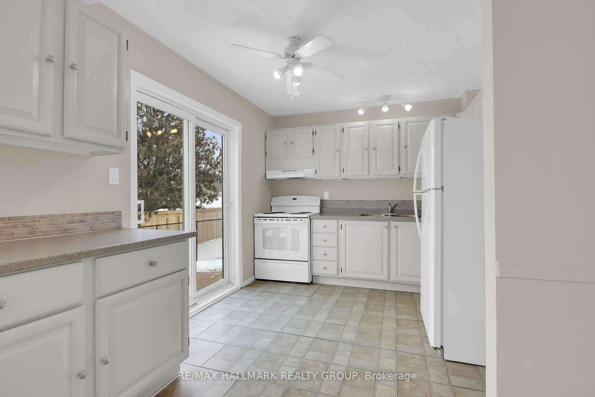 Photo 12 of 30 Seabrooke Drive, Ottawa, Kanata - Glencairn/Hazeldean — HOMEH