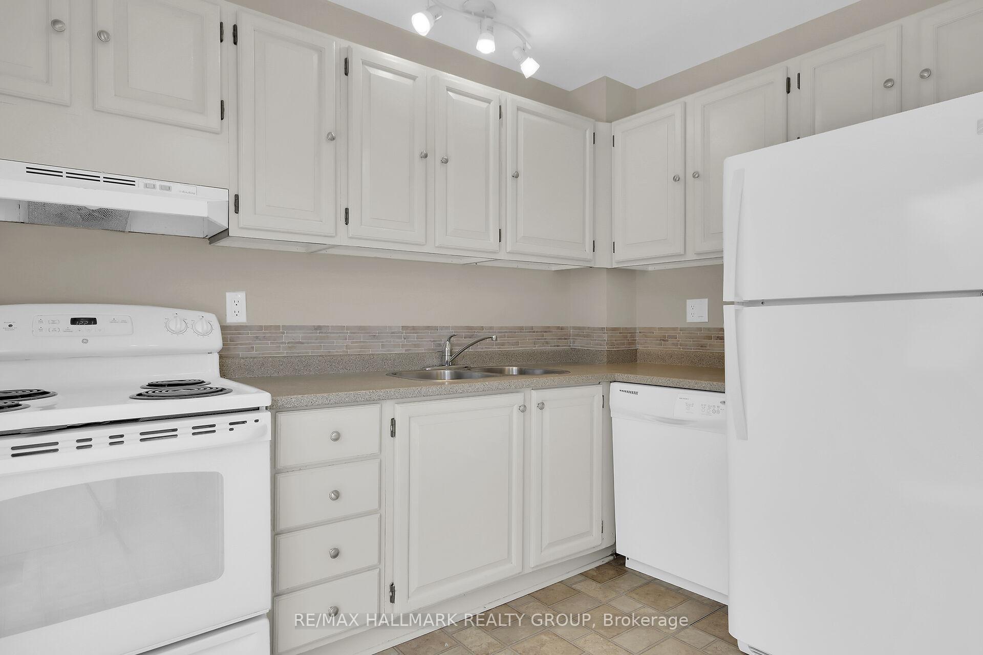 Photo 13 of 30 Seabrooke Drive, Ottawa, Kanata - Glencairn/Hazeldean — HOMEH