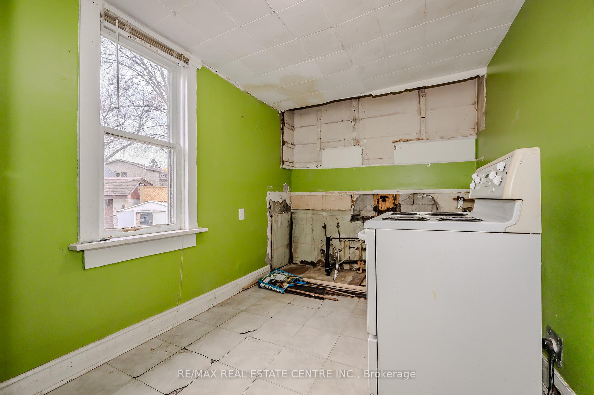 Photo 12 of 7 Glasgow Street, Kitchener — HOMEH