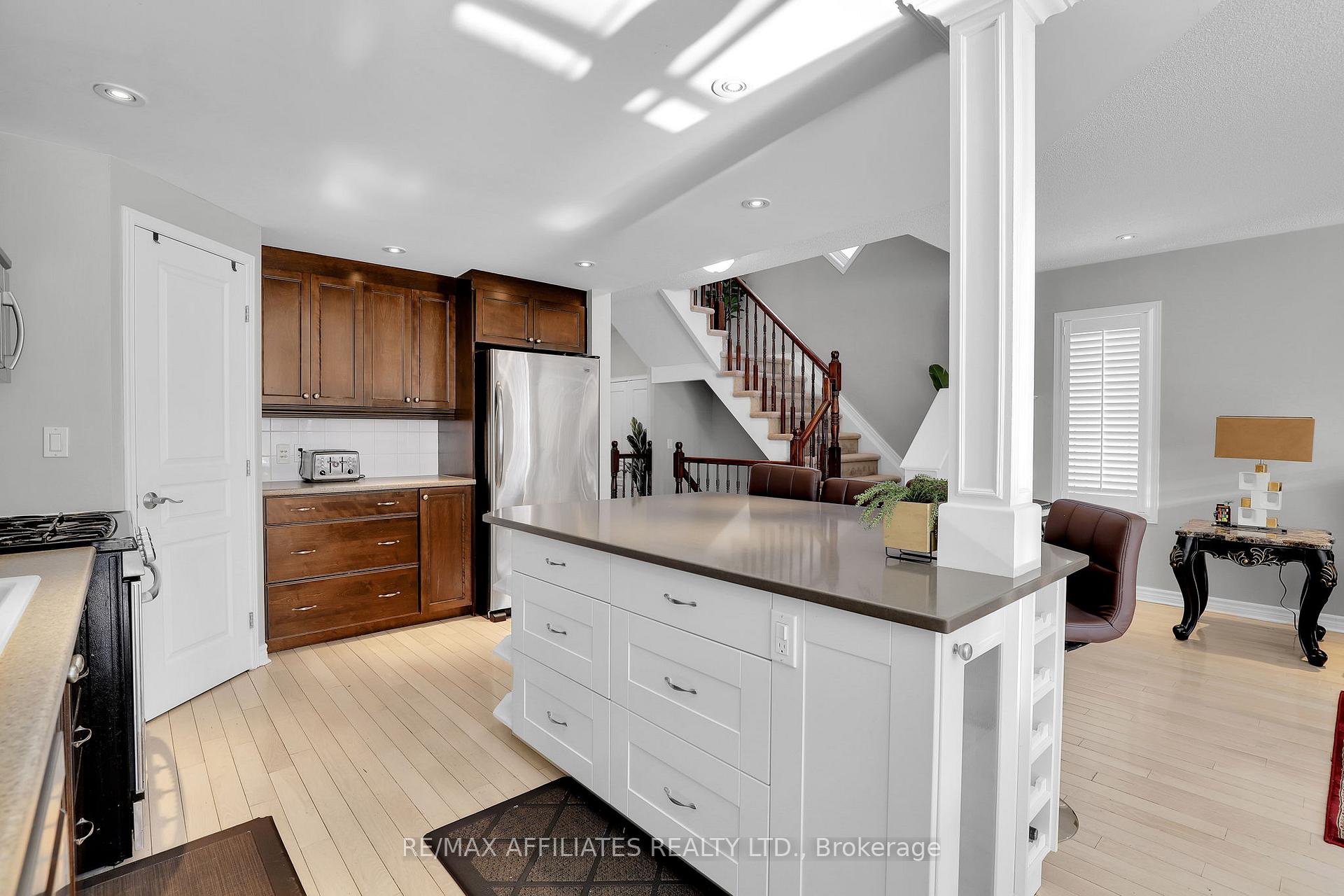 Photo 2 of 711 Regiment Avenue, Ottawa, Kanata - Emerald Meadows/Trailwest — HOMEH