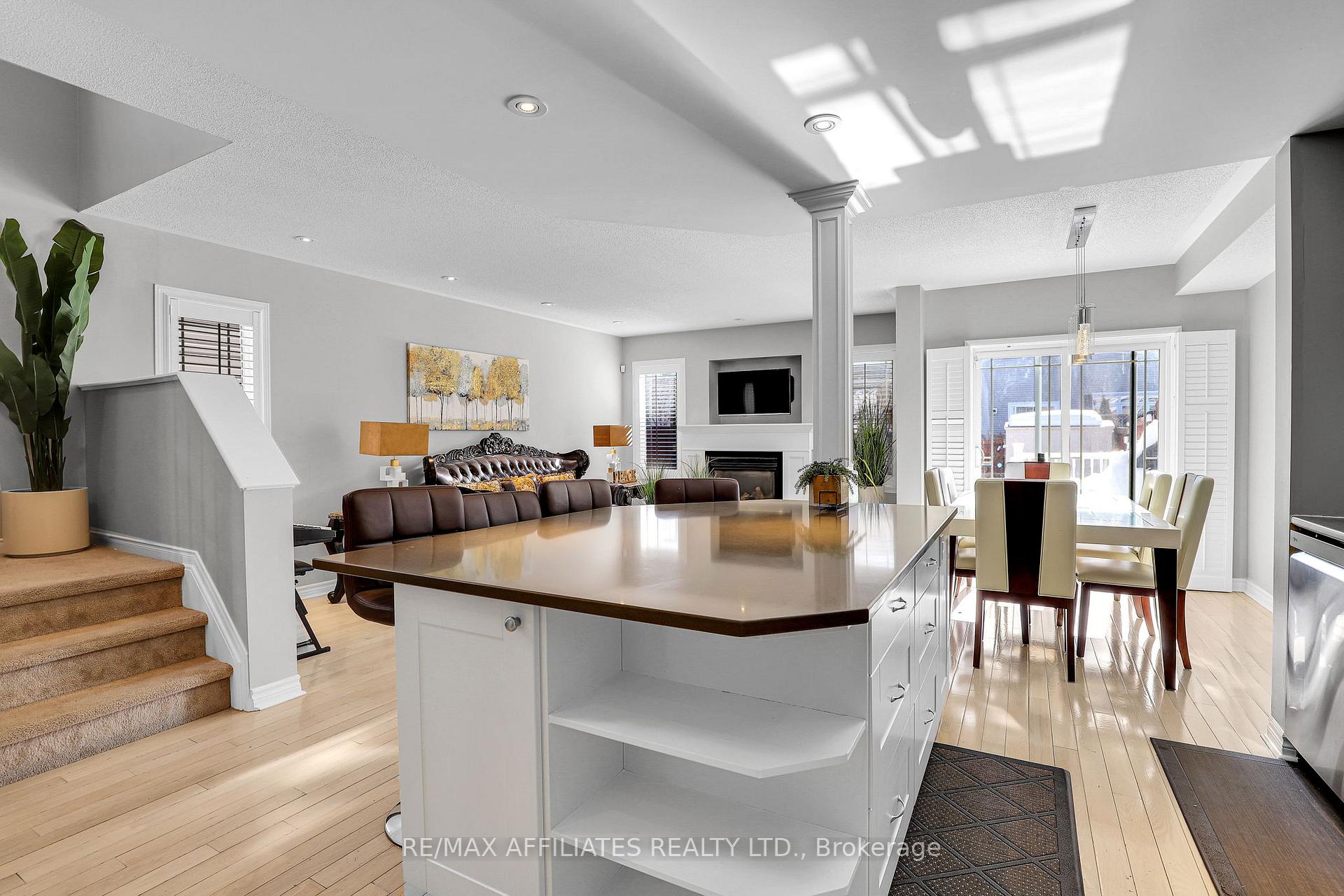 Photo 4 of 711 Regiment Avenue, Ottawa, Kanata - Emerald Meadows/Trailwest — HOMEH