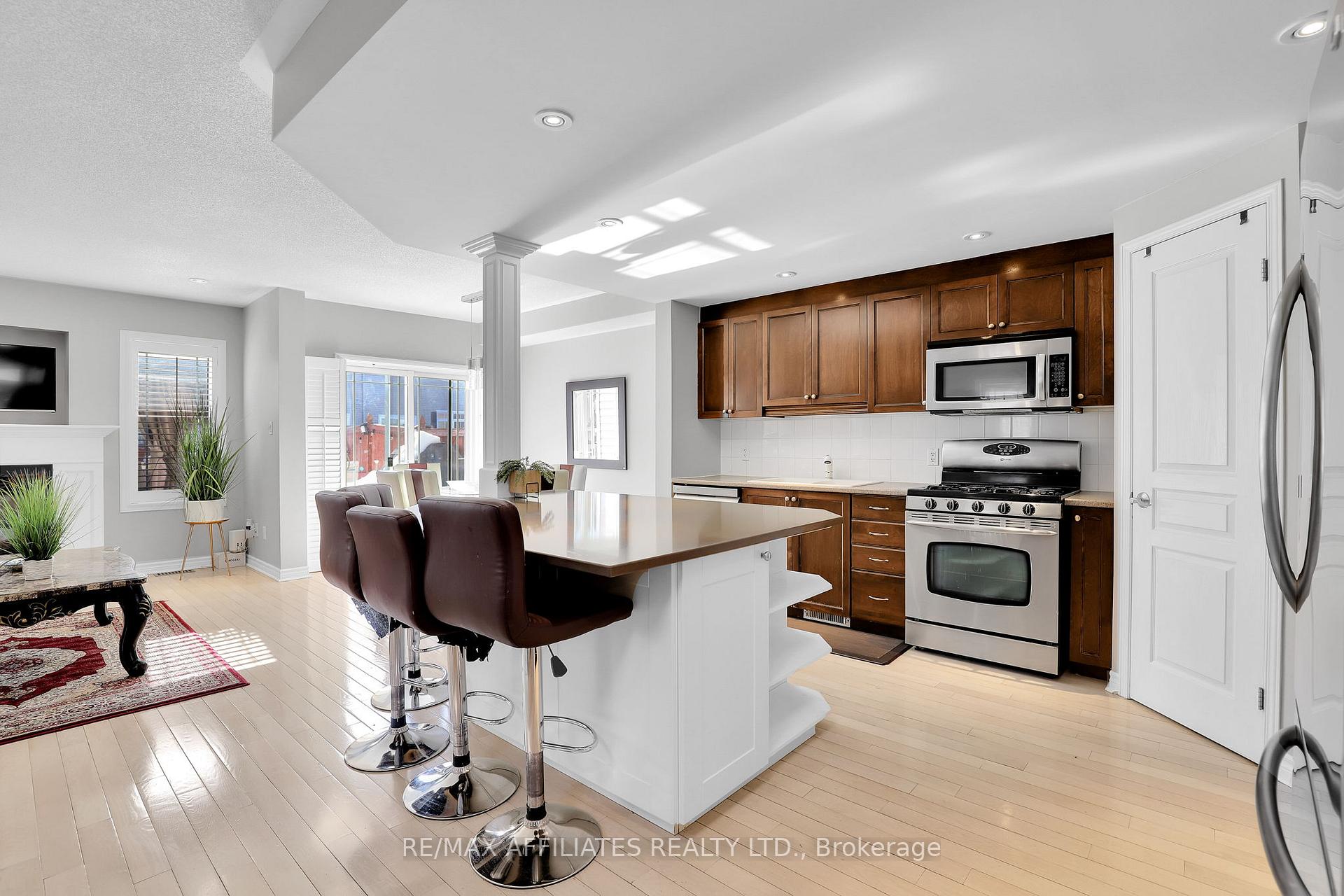 Photo 10 of 711 Regiment Avenue, Ottawa, Kanata - Emerald Meadows/Trailwest — HOMEH