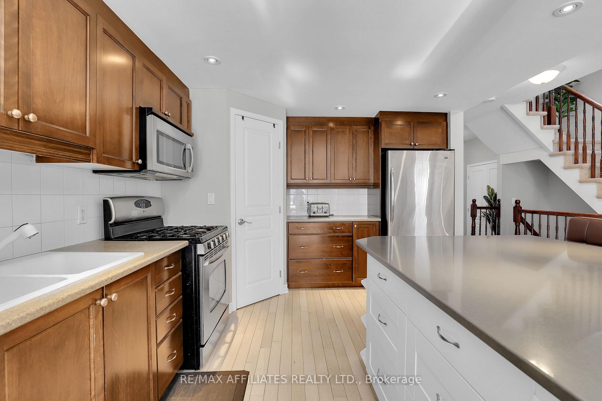 Photo 13 of 711 Regiment Avenue, Ottawa, Kanata - Emerald Meadows/Trailwest — HOMEH