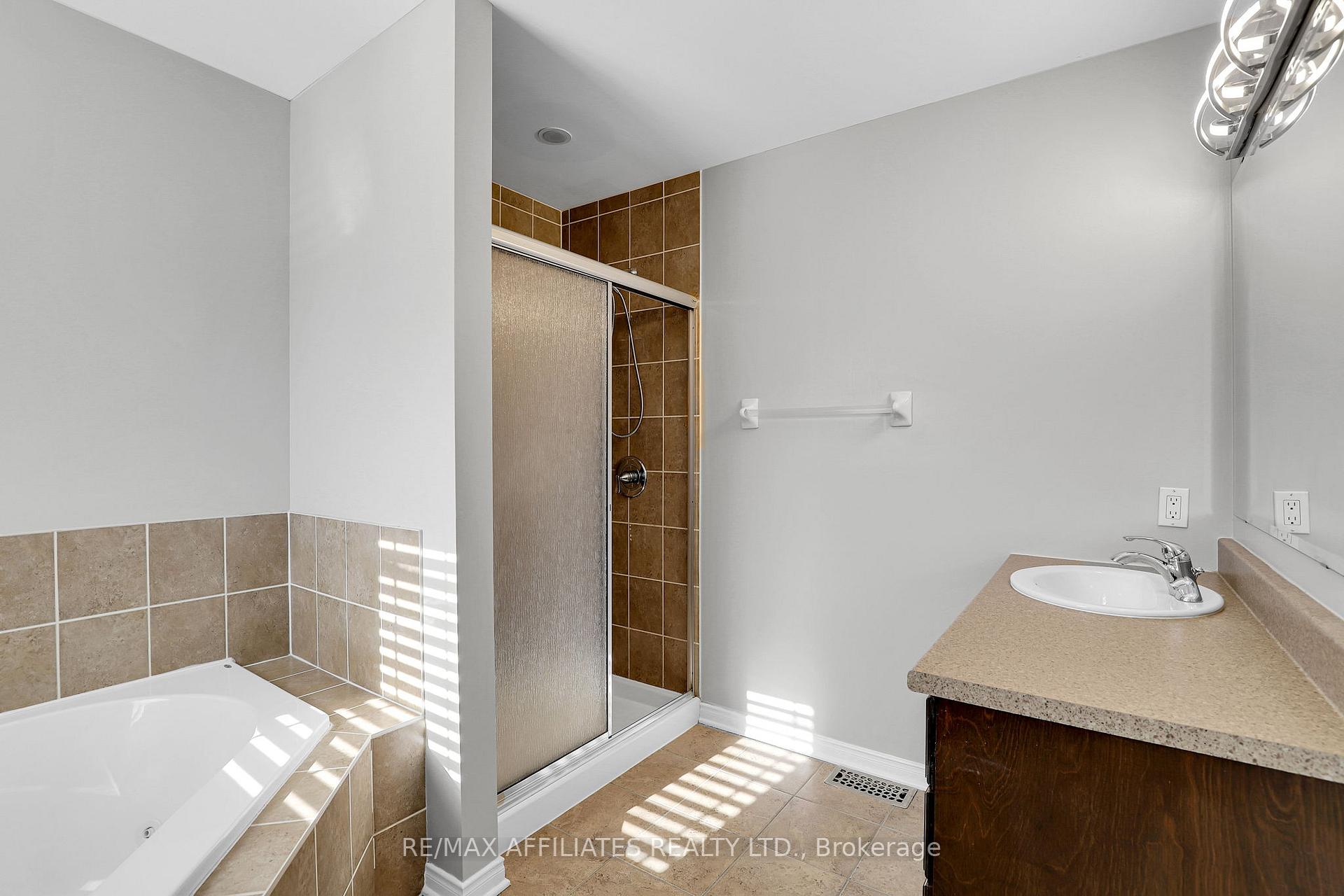 Photo 24 of 711 Regiment Avenue, Ottawa, Kanata - Emerald Meadows/Trailwest — HOMEH