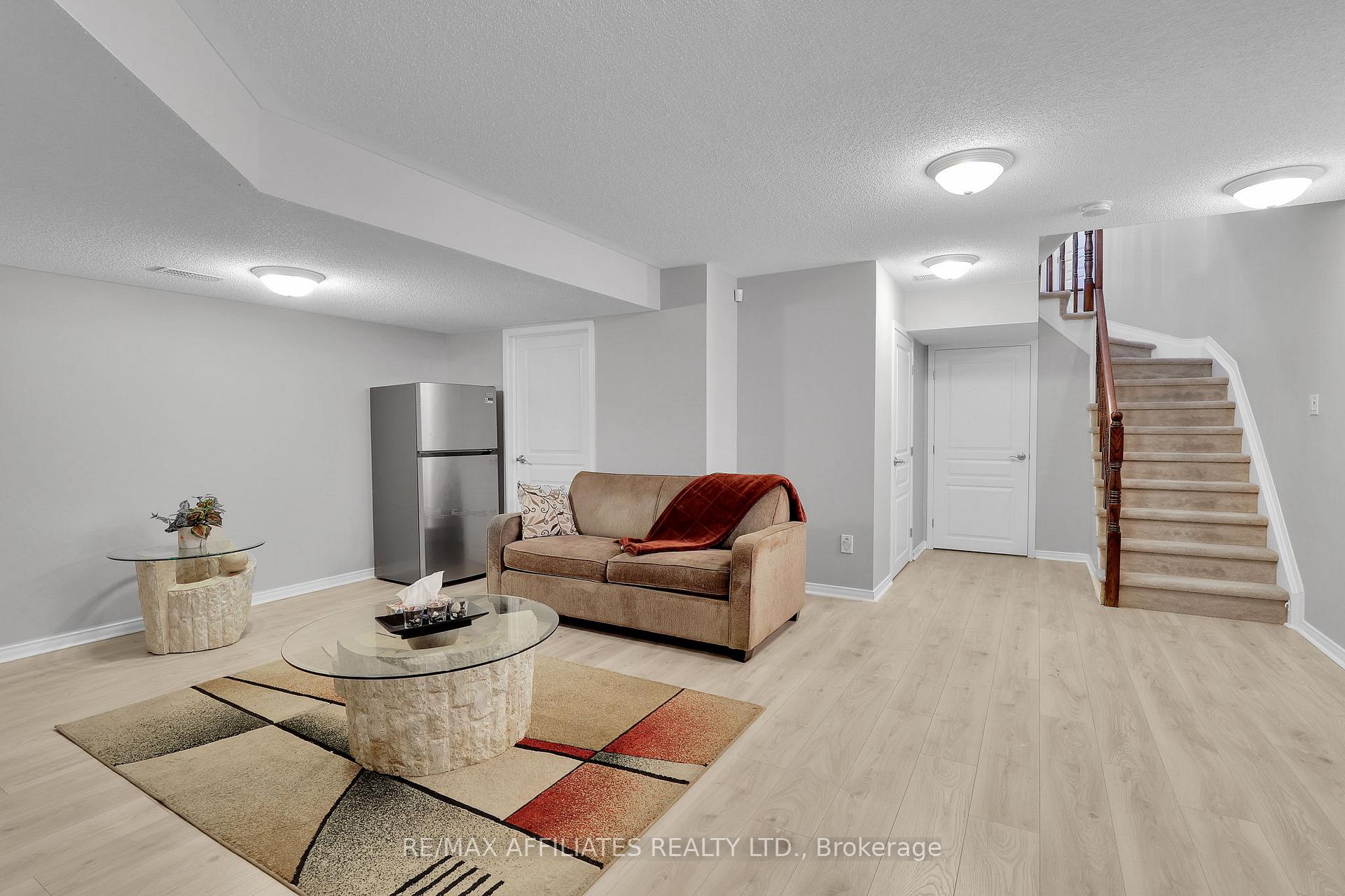 Photo 32 of 711 Regiment Avenue, Ottawa, Kanata - Emerald Meadows/Trailwest — HOMEH