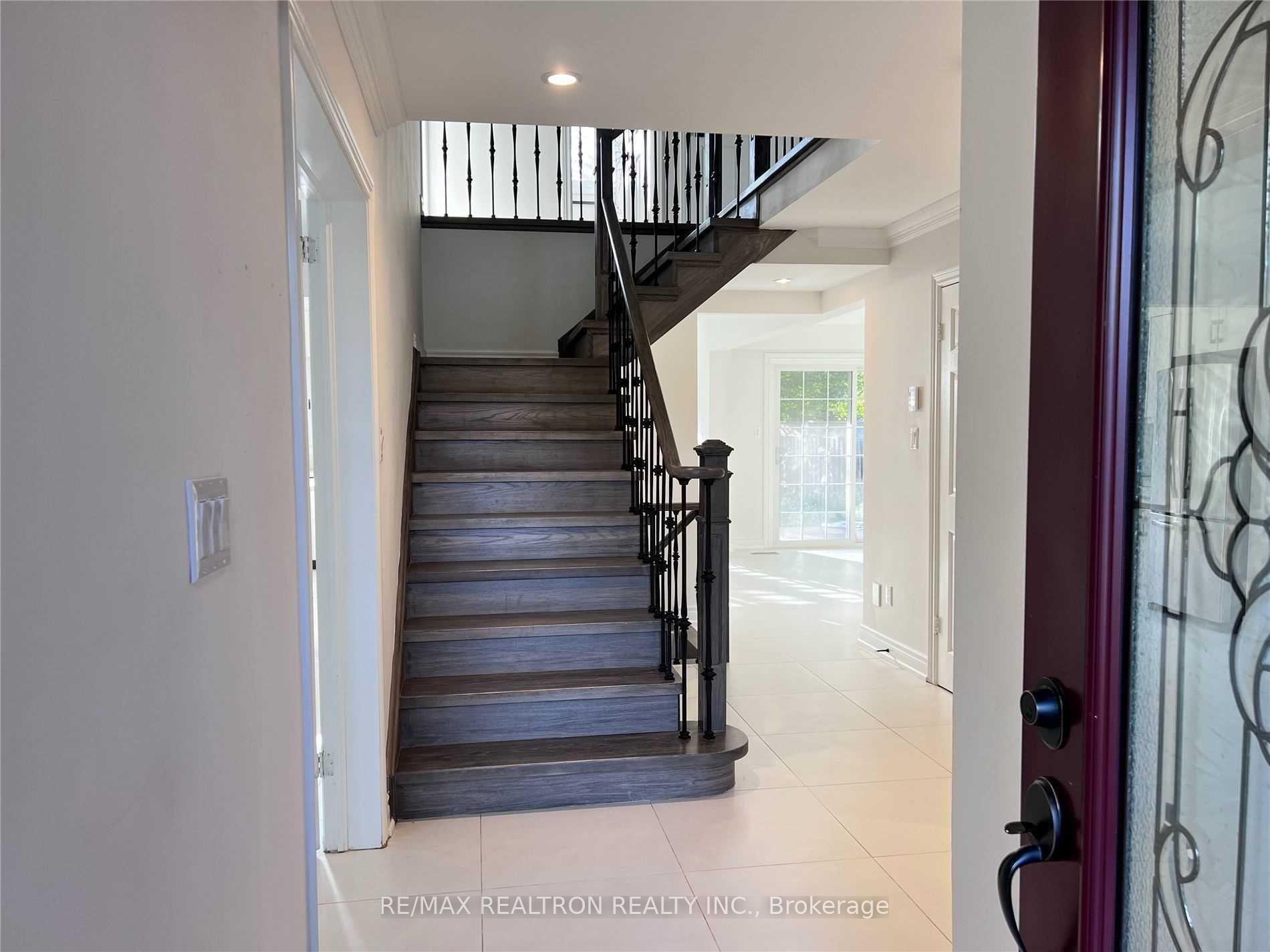 Photo 2 of 53 Fenwick Crescent, Markham, Unionville — HOMEH