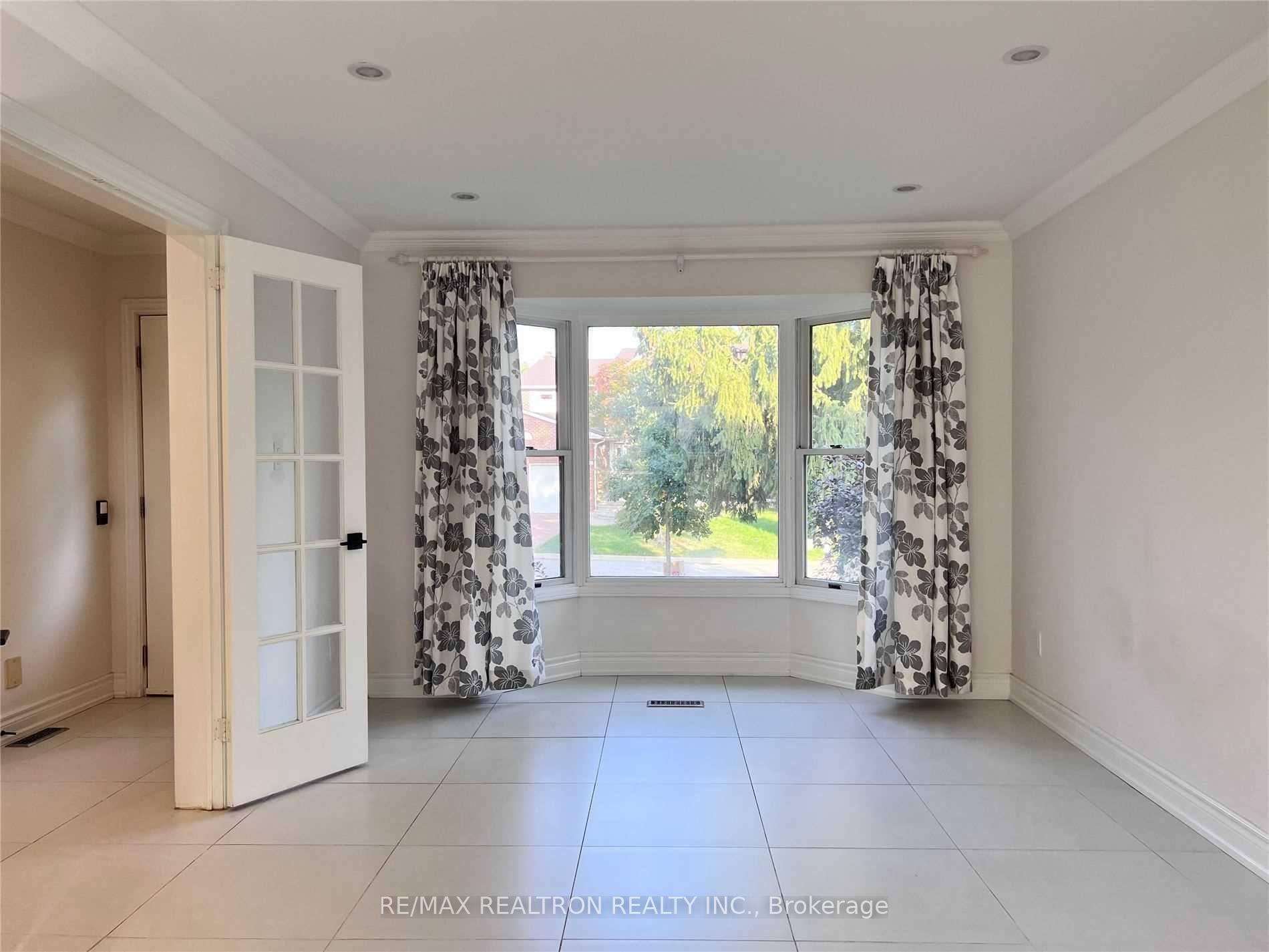 Photo 3 of 53 Fenwick Crescent, Markham, Unionville — HOMEH
